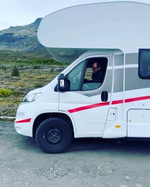 のインスタグラム：「Já que hoje é #tbt Reviver essa viagem espetacular, nesse destino deslumbrante que é a Islândia. Com aventura! #islandia #iceland」