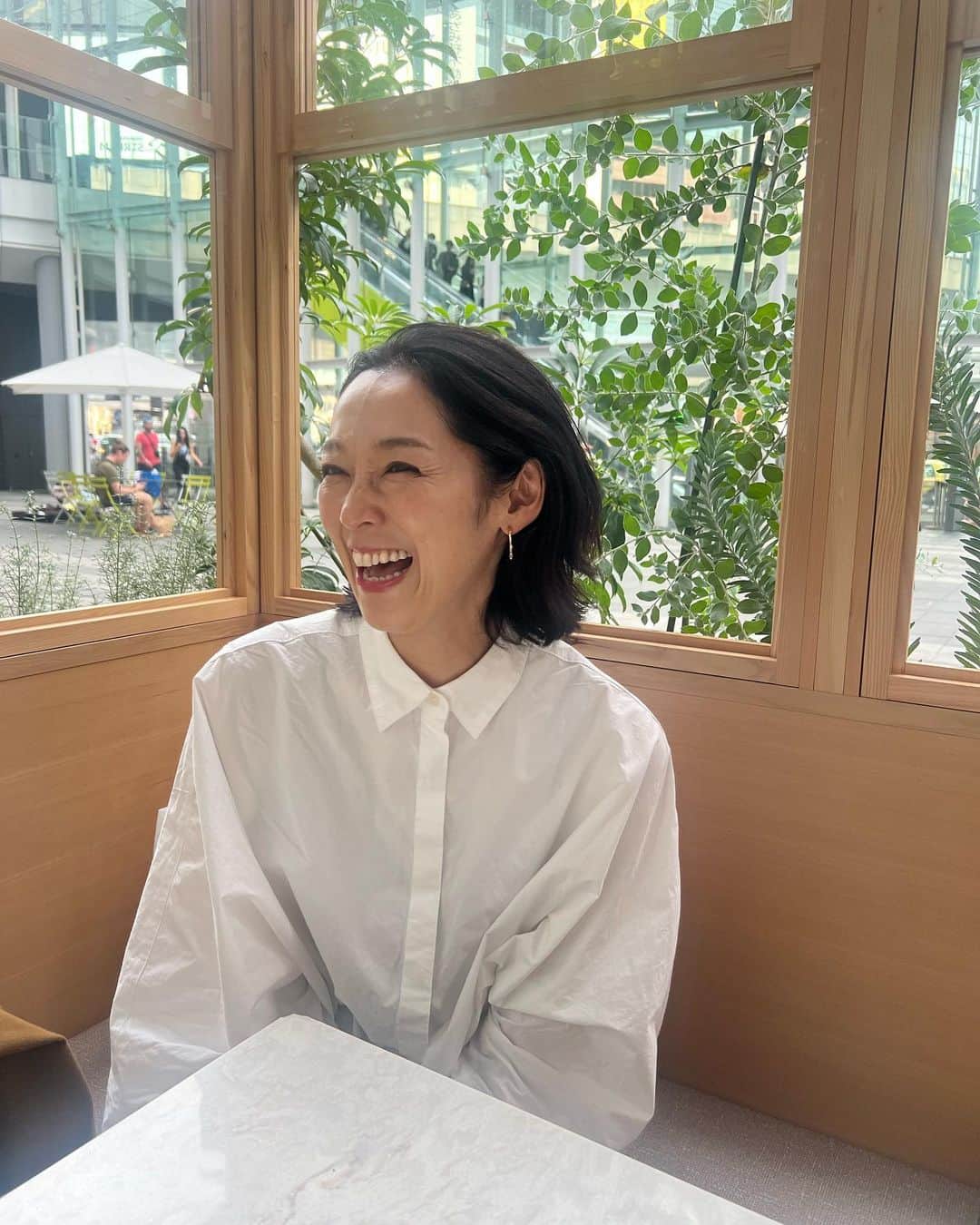 石橋奈美のインスタグラム：「. 昨日、髪を切りました〜✂︎  気づいたら10年ぶりに短くしました。 嬉しいッ！軽い！！ ぎりぎり結べる長さ。 似合う服も変わりそうで楽しみ😊  @inoaya56_luxe  あやさん、ありがとうございました🙌 好評だよ〜  #namiishibashi  #NMTinc. #イメチェン #ワクワク #haircut」