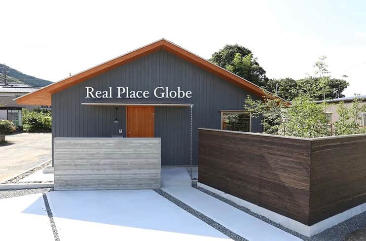 ヤマヒロのインスタグラム：「. ______________  Real Place Globe  ～２０坪の小さな平屋～  ______________  【建物概要】 家族構成：ご夫婦2人 敷地面積：95.59坪（316.00㎡） 建築面積：20.04坪（66.24㎡） 延床面積：20.04坪（66.24㎡） 構造：木造平屋建て  ご実家の敷地内に建つ コンパクトな住まい。  ステンレスのアイランドキッチン、 広い土地ならではの庭計画、 快適な温熱環境を作り出す全館空調。  大好きなインテリアに囲まれて 大切なひとと暮らす、 ２０坪の平屋の住まいです。  @yamahiro_harima  #山弘 #ヤマヒロ #姫路市注文住宅 #住宅 #木の家 #平屋 #20坪の家 #板張り #グレーの家」