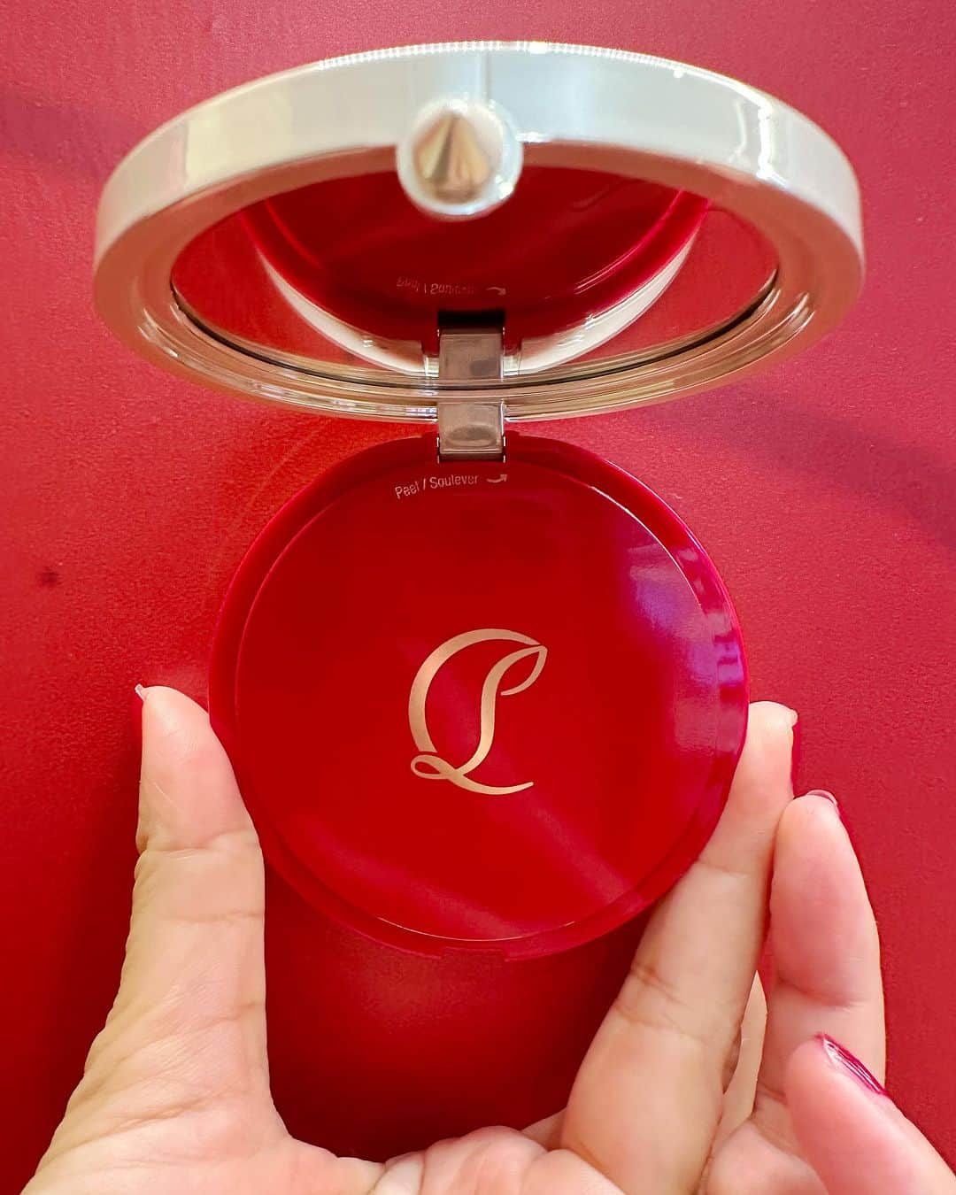 美舟さんのインスタグラム写真 - (美舟Instagram)「@louboutinbeauty   Louboutin❤️  #タンフェティッシュルバームドゥタン   多目的に使用できるファンデーションとコンシーラー、バームが1つになった新ファンデシーラーバーム。 バターのように柔らかいテクスチャーが肌の上に溶け込むようになじみ、ルミナスな仕上がり❤️  ↓ #アブラカダブラルデュオ   レッドスパイクデザインに、光と影で視線を集める2色セットのアイシャドウパレット クリーミーなテクスチャーがなめらかにのび、 溶け込むようになじみ、簡単に重ねづけができます。 ナチュラルから洗練されたスタイルまで、さまざまなルックを演出することができます。 なめらかなマットとまばゆいばかりのサテン仕上げなど、 重ねづけしやすい高発色アイシャドウパレット❤️  #louboutinbeauty  #ファンデーション #アイシャドー」10月20日 8時46分 - mifune2014