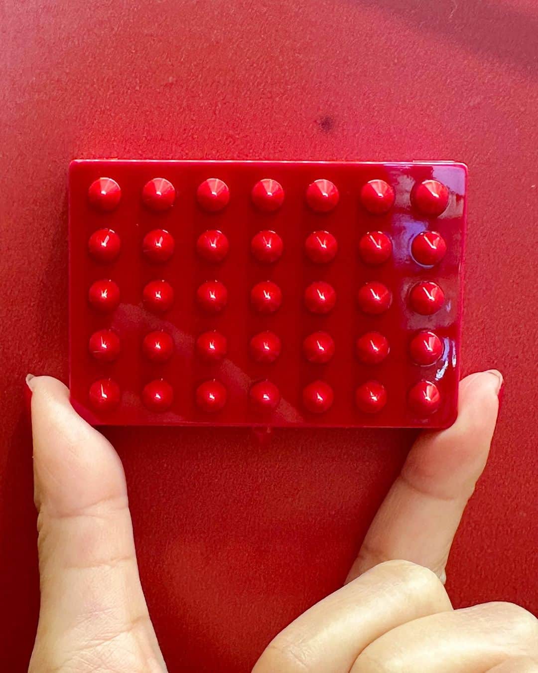 美舟さんのインスタグラム写真 - (美舟Instagram)「@louboutinbeauty   Louboutin❤️  #タンフェティッシュルバームドゥタン   多目的に使用できるファンデーションとコンシーラー、バームが1つになった新ファンデシーラーバーム。 バターのように柔らかいテクスチャーが肌の上に溶け込むようになじみ、ルミナスな仕上がり❤️  ↓ #アブラカダブラルデュオ   レッドスパイクデザインに、光と影で視線を集める2色セットのアイシャドウパレット クリーミーなテクスチャーがなめらかにのび、 溶け込むようになじみ、簡単に重ねづけができます。 ナチュラルから洗練されたスタイルまで、さまざまなルックを演出することができます。 なめらかなマットとまばゆいばかりのサテン仕上げなど、 重ねづけしやすい高発色アイシャドウパレット❤️  #louboutinbeauty  #ファンデーション #アイシャドー」10月20日 8時46分 - mifune2014