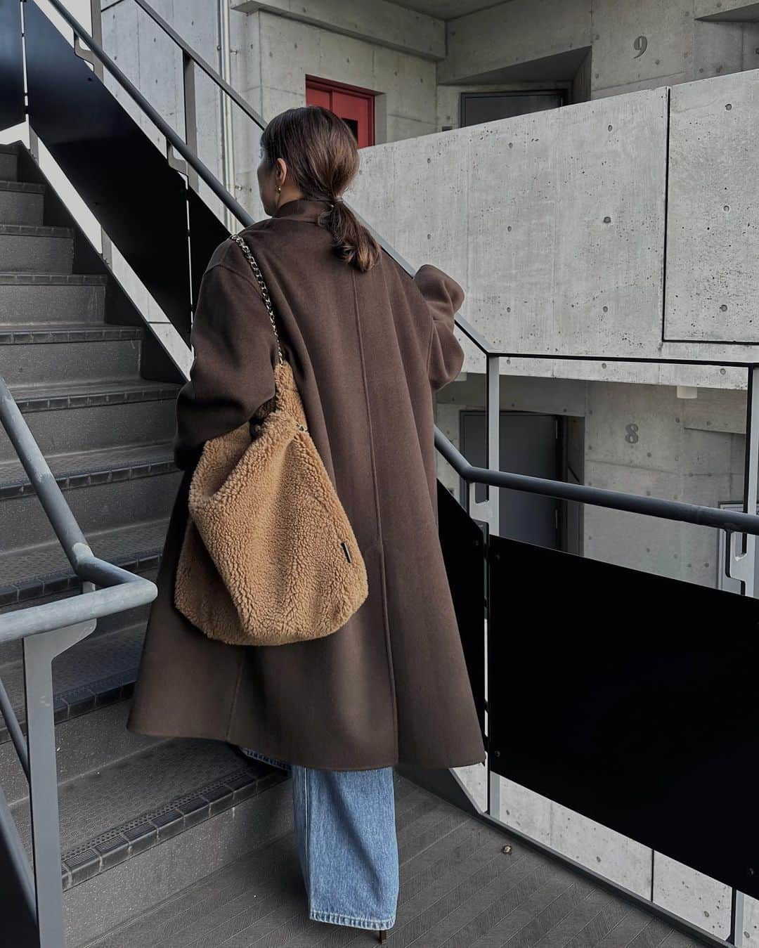 yuさんのインスタグラム写真 - (yuInstagram)「🐻👖🧶🧵 Blue x Brown ・ 生地の滑さ伝わるかな？🤎 この肉厚なめらかウール最高に高見え👏🏻 絶対First OrderでGETするべき❣️ ・ ・ #nae_shawlcollarwoolcoat #nae_wideloosejeans #nae_153cm ・ ・ #outfit#naecoat#153cm #大人カジュアル#冬コーデ #ウールコート#デニムコーデ #骨格ストレート#低身長コーデ #ママコーデ#30代コーデ」10月20日 8時38分 - yu.rm