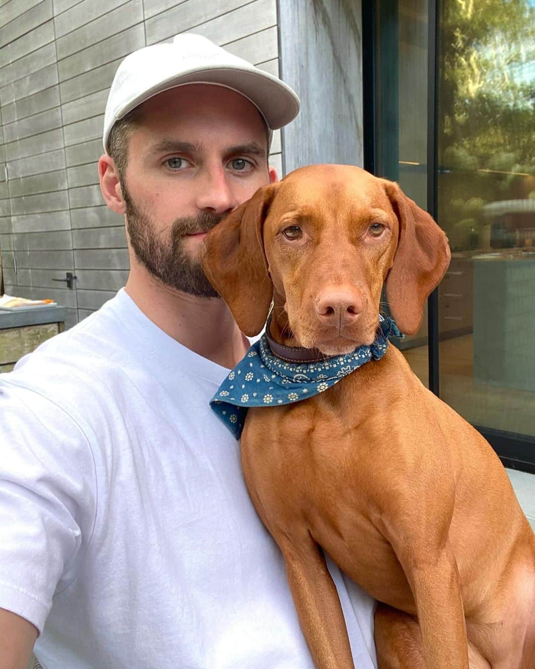 ケビン・ラブのインスタグラム：「Best friend and special girl. Vestry turned 5 today. @vestryvizsla」