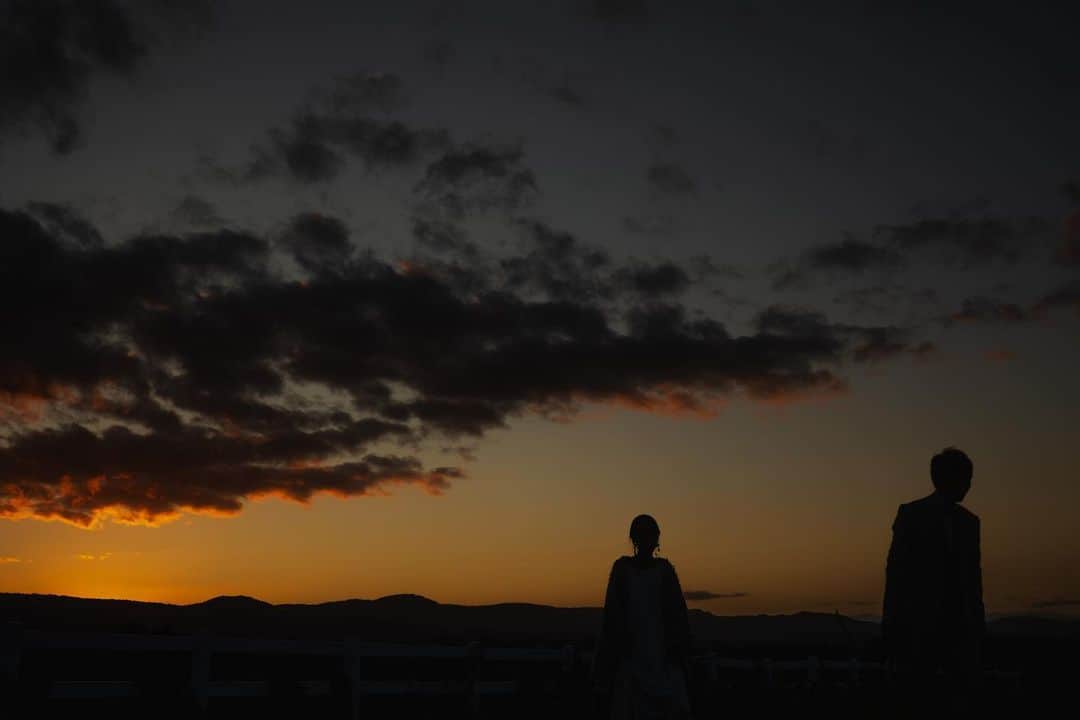 STUDIO SOLAさんのインスタグラム写真 - (STUDIO SOLAInstagram)「新栄の丘。  ９月の終わり、 夕暮れの光が織りなす空、 透き通っていてやわらかくてそれでいて少し肌寒くて、 夏から秋にかけてのたくさんの感情がゆらゆら動く。  美瑛でいろんな夏を体験したけど、 一番好きかもしれない。  Photographer : @kei.deco.ph   毎年大好評の 北海道スタジオSOLAが 2023年は6月〜10月で期間限定OPEN🌻 ⁡ 詳しくは最寄りの店舗までお電話またはメールにて お気軽にお問い合わせ下さい☺️ ⁡ デコルテ公式アカウント ▷▷ @decollte_weddingphoto ⁡ スタジオアクアSOLA ▷▷ @studiosola_hokkaido  ⁡ ⁡ #d_weddingphoto #デコルテフォト #スタジオソラ #美瑛前撮り　 #スタジオSOLA #北海道ウェディング　 #撮る結婚式 #紅葉前撮り　 #ウェディングフォト #フォトウェディング #フォトスタジオ #花嫁 #プレ花嫁 #卒花嫁　 #関東花嫁 #リゾートウェディングフォト #花嫁準備 #前撮り #道産子花嫁さんと繋がりたい  #道産子花嫁  #結婚式準備  #ヘアメイク #洋装前撮り 　 #ドレス試着 #北海道前撮り  #ウェディングフェア #プレ花嫁さんと繋がりたい #全国のプレ花嫁さんと繋がりたい #日本中のプレ花嫁さんと繋がりたい」10月20日 8時43分 - studiosola_hokkaido