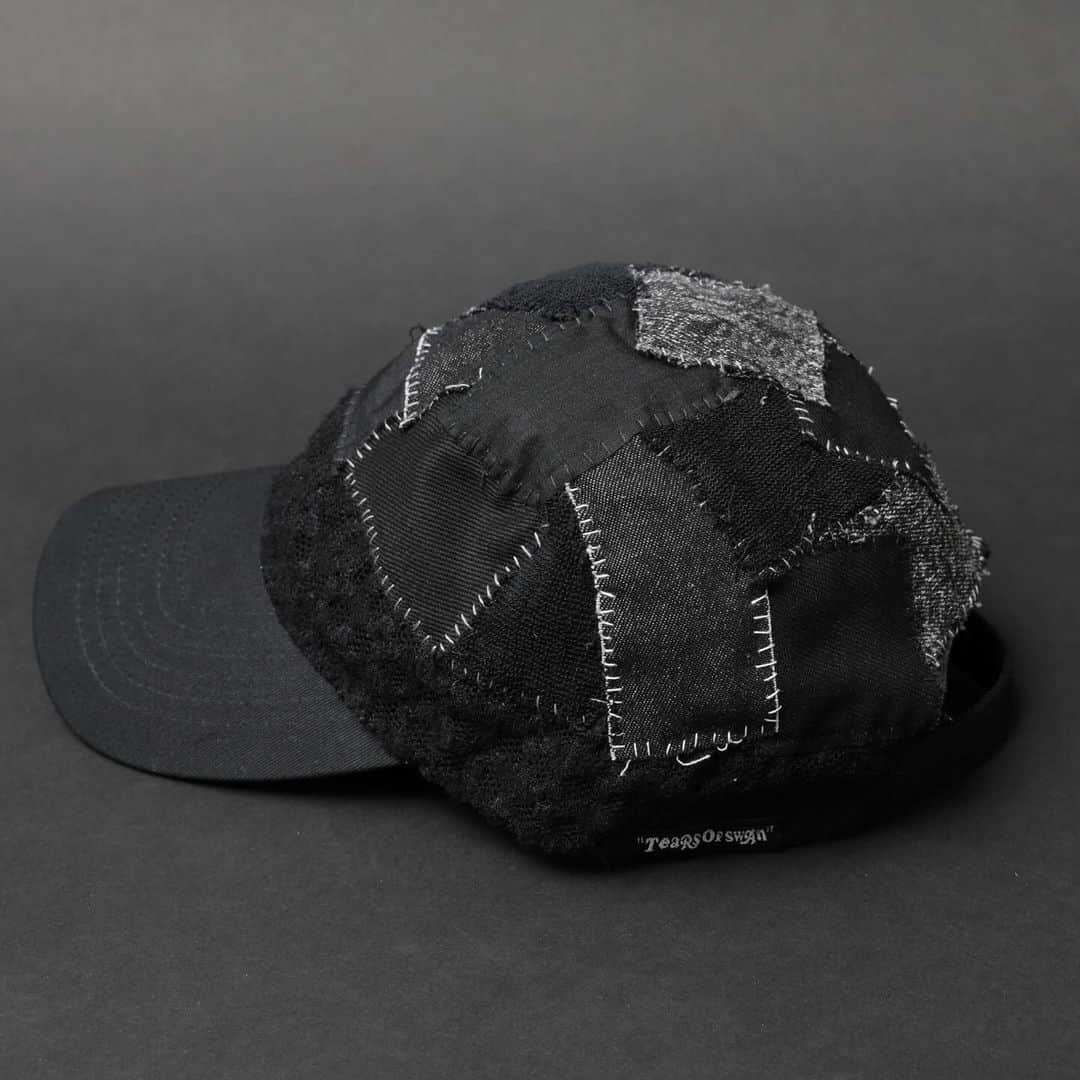 白鳥雪之丞さんのインスタグラム写真 - (白鳥雪之丞Instagram)「"TEARS OF SWAN-PATCHWORK CAP" ¥13.000(tax in)   様々な生地をハンドステッチにてパッチワーク加工を施したLOW CAP、後部にサイズ調整出来るアジャスター付きです。  店頭、official webshopにてオーダー開始になりますので宜しくお願い致します!!  https://tears-of-swan.shop-pro.jp/?pid=177728926 (11月下旬発送開始)  @tears_of_swan #tearsofswan #patchwork #patchworkcap #lowcap #cap」10月20日 8時44分 - yukinojoeshiratori