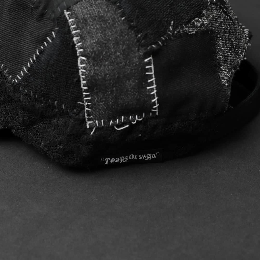 白鳥雪之丞さんのインスタグラム写真 - (白鳥雪之丞Instagram)「"TEARS OF SWAN-PATCHWORK CAP" ¥13.000(tax in)   様々な生地をハンドステッチにてパッチワーク加工を施したLOW CAP、後部にサイズ調整出来るアジャスター付きです。  店頭、official webshopにてオーダー開始になりますので宜しくお願い致します!!  https://tears-of-swan.shop-pro.jp/?pid=177728926 (11月下旬発送開始)  @tears_of_swan #tearsofswan #patchwork #patchworkcap #lowcap #cap」10月20日 8時44分 - yukinojoeshiratori