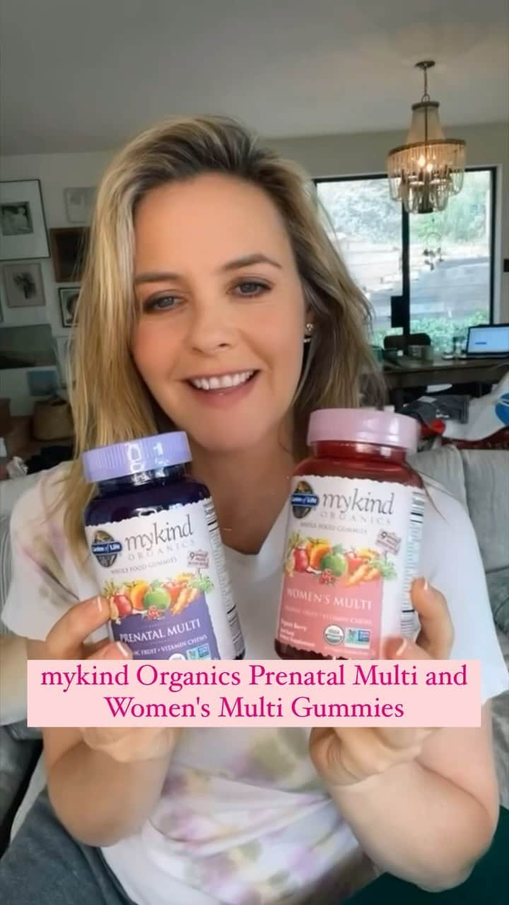 アリシア・シルヴァーストーンのインスタグラム：「Fun fact: Did you know the reason I started #mykindOrganics was when I was pregnant with Bear? It’s true! I’ll have to share more sometime, but long story short... there just weren’t any great options for us mamas!  That’s where mykind Organics comes in. These prenatal gummies are a delicious treat. The best part? You can tell exactly what you are getting just by reading the label. No hidden ingredients... no fillers… certified organic... vegan... no binders... all 100% natural deliciousness!   Order now on Amazon or wherever your local vitamins are sold. #vitamins #vegan」