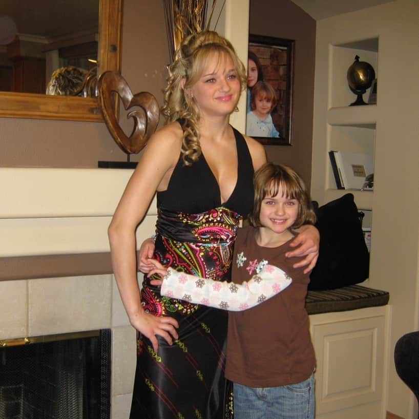 ジョーイ・キングのインスタグラム：「Happy 30th birthday to my angel of a sister @hunterking. I was probably 9 in this photo and you 15. And I remember that I was excited for you to go to winter formal, but really I couldn’t wait til you got back home, so we could hang out. So we could wear our matching pjs, have ice cream, and go through an entire bottle of hard shell in one sitting. You were my best friend and you always will be. We may not look like this anymore, but my excitement for every time we hang out is just the same as when I was 9. I love you, happy happy birthday」