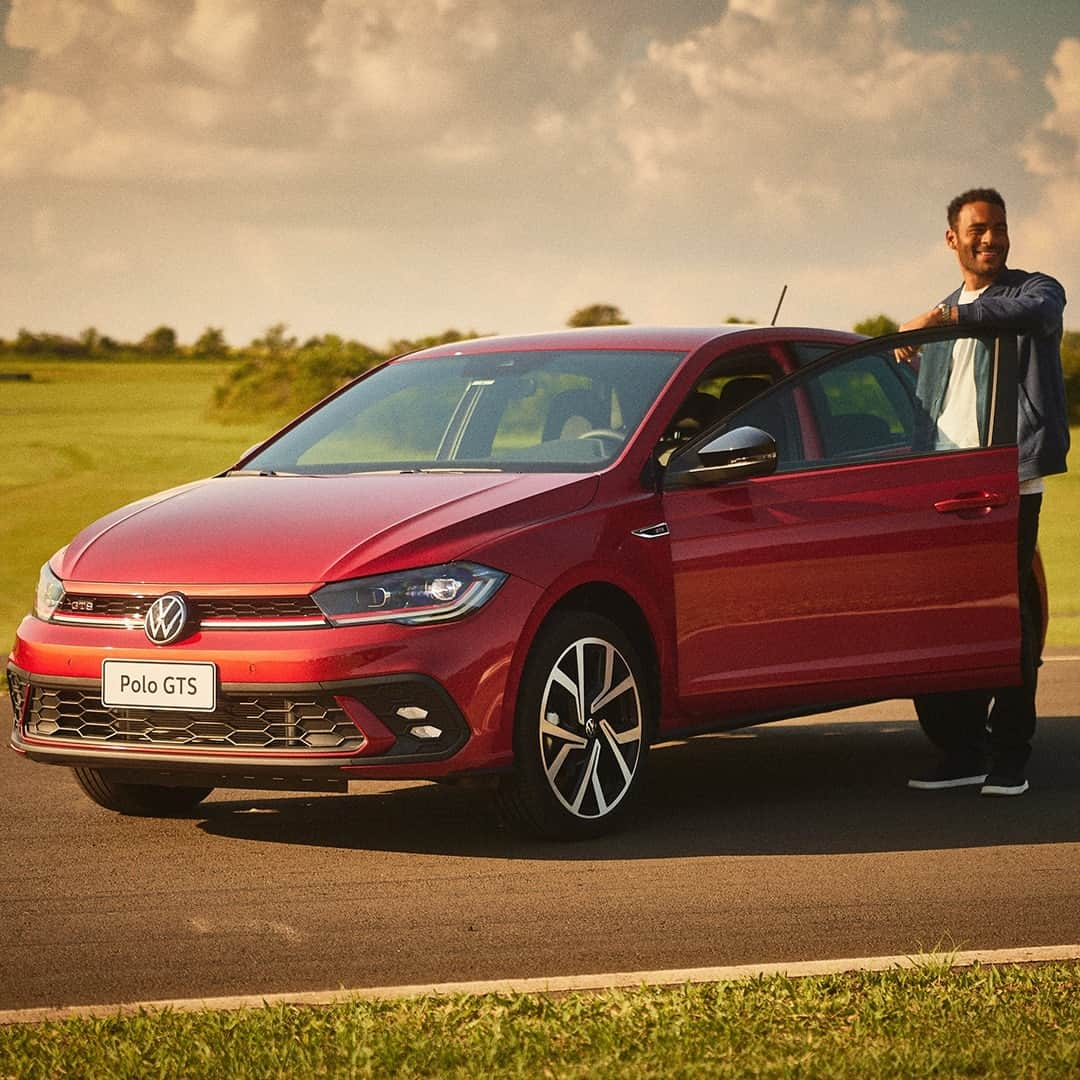 Volkswagen do Brasilのインスタグラム：「Para os apaixonados por velocidade, pilotar um Polo GTS é uma experiência única. São 150 cavalos garantindo um ronco no motor que é música para os ouvidos. #PoloGTS #VWBrasil  #VWParaTodos Um carrossel com quatro imagens estáticas em um dia de sol. A primeira é um homem de pé, segurando a porta do motorista de um Polo GTS vermelho aberta . Eles estão parados em uma estrada de asfalto com gramado em volta e árvores no horizonte. A segunda é o painel do Polo GTS, visto do ponto de vista do motorista, mostrando desde o banco até o espelho retrovisor. A terceira é um detalhe na parte de baixo do volante e a última é o Polo GTS vermelho na diagonal, visto por trás e parado em uma rua de asfalto com grama ao redor e o céu azul no horizonte.」