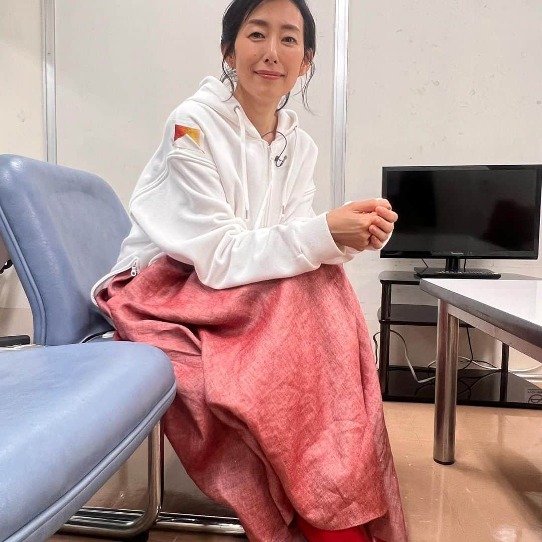 木村多江さんのインスタグラム写真 - (木村多江Instagram)「カニの甲羅使うって どんな コント芝居⁉️  #LIFE #見ていただき #ありがとうございます #生田絵梨花　さん  毎回 落ち込むけど  1人でも　 笑ってくれたら 嬉しくて  また挑戦しちゃうんだなぁ。  今日も  1人でも 誰かを 笑顔にできたら いいな🍀」10月20日 8時53分 - taekimura_official