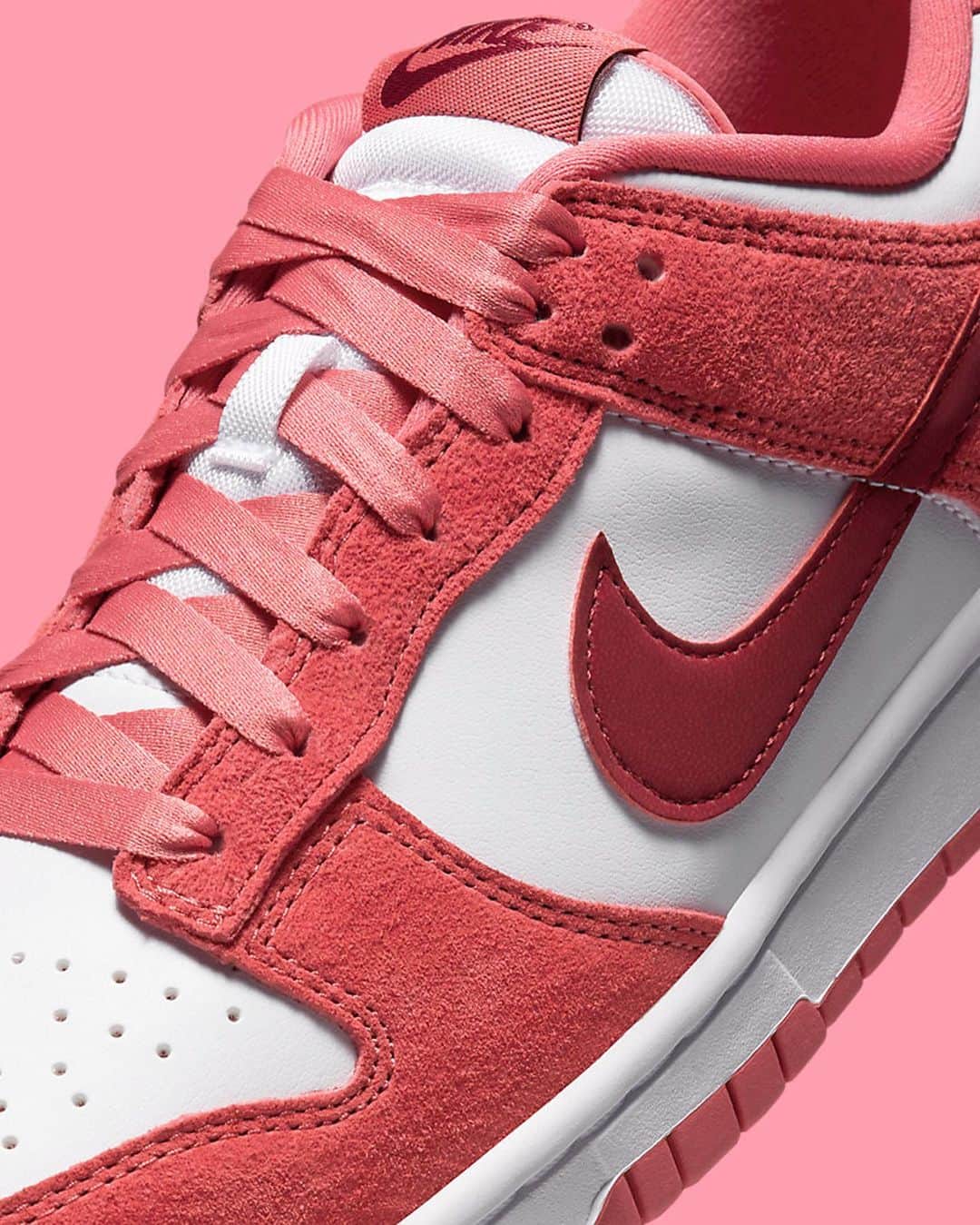 Nice Kicksさんのインスタグラム写真 - (Nice KicksInstagram)「Nike has some Dunk heat for the ladies this Valentine’s Day 👀💖  @nicedrops: 1/29 for $115 🗓️」10月20日 8時53分 - nicekicks