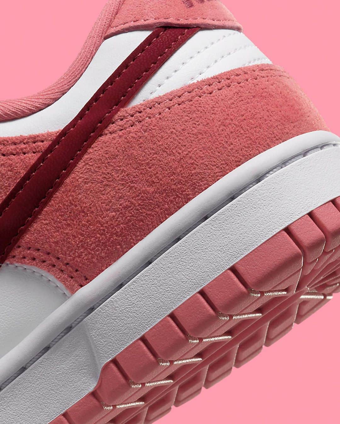 Nice Kicksさんのインスタグラム写真 - (Nice KicksInstagram)「Nike has some Dunk heat for the ladies this Valentine’s Day 👀💖  @nicedrops: 1/29 for $115 🗓️」10月20日 8時53分 - nicekicks
