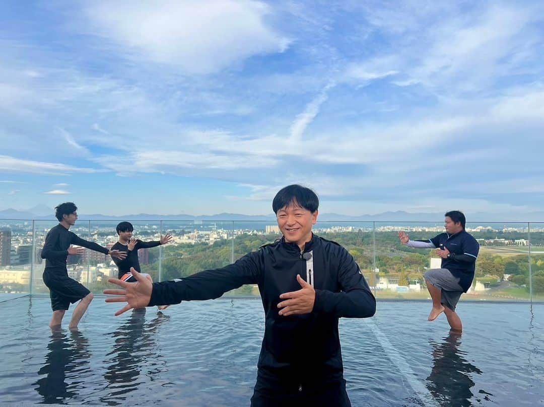 依田司さんのインスタグラム写真 - (依田司Instagram)「10月20日（金） スポーツの秋！”天空のスパ”で健康増進！という事で、東京立川市のソラノホテルで体験できるプログラムの数々を、スタッフ実演でご紹介。 温泉を利用した『インフィニティ―プール』では、アクアランニングやアクアセラピー、太極拳が。 また、屋内にあるガラス張りのジムでは、コンディショニングエクササイズが体験できます。 どちらも、目の前に広がる昭和記念公園の緑や富士山を眺めながら体を動かすので “身も心も”健康になっちゃうこと間違いなし。宿泊者はもちろん、宿泊しなくても回数券で利用可能です。  #ソラノホテル #依田さん #依田司 #お天気検定 #テレビ朝日 #グッドモーニング #気象予報士 #お天気キャスター #森林インストラクター #グリーンセイバーアドバンス #プロジェクトワイルド #IPCC伝導者 #japan #japantrip #japantravel #unknownjapan #japanAdventure #japanlife #lifeinjapan #instagramjapan #instajapan #療癒 #ilovejapan #weather #weathercaster #weatherforecast」10月20日 8時56分 - tsukasa_yoda