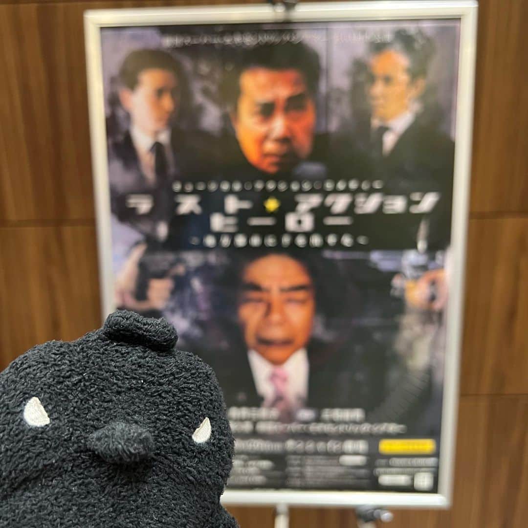 江口ともみさんのインスタグラム写真 - (江口ともみInstagram)「かぼちゃんだよ😊おはよー  昨日はね、ボクはかあさんと劇団SETの 「ラスト⭐️アクションヒーロー　　　　　　　 　　　　　　〜地方都市に手を出すな〜」 を観てきたよ‼️  三宅のおじちゃんが、アクションいっぱいって言ってたけど、ホントに凄かった😳‼️ 早く観に行かないと、怪我したら代役いないから終わっちゃうよ‼️ってみんなに言うように三宅のおじちゃんからの指令受けたから伝えるね😆時間ある人はサンシャイン劇場へGO‼️  三宅のらおじちゃんと小倉のおじちゃんのシーンも盛り沢山だからね😆 あと歌にダンスにとホント楽しめるし、最後はあの2人がカッコいいんだよねー✨  アクション指導の野添のおじちゃんにも会えたよ✨凄いアクションつけちゃったね  色々言えないからさ、観に行ってね❣️  あ、パンフレットのおじちゃんカッコいいよね✨他のみんなもカッコいいからパンフレットもしっかり見てね💕  #fumofumosan #フモフモさん #かぼちゃん#劇団set  #ラストアクションヒーロー  #地方都市に手を出すな #三宅裕司さん　#野添義弘さん #感想はヒッパラで」10月20日 8時58分 - tomomin.eguchi