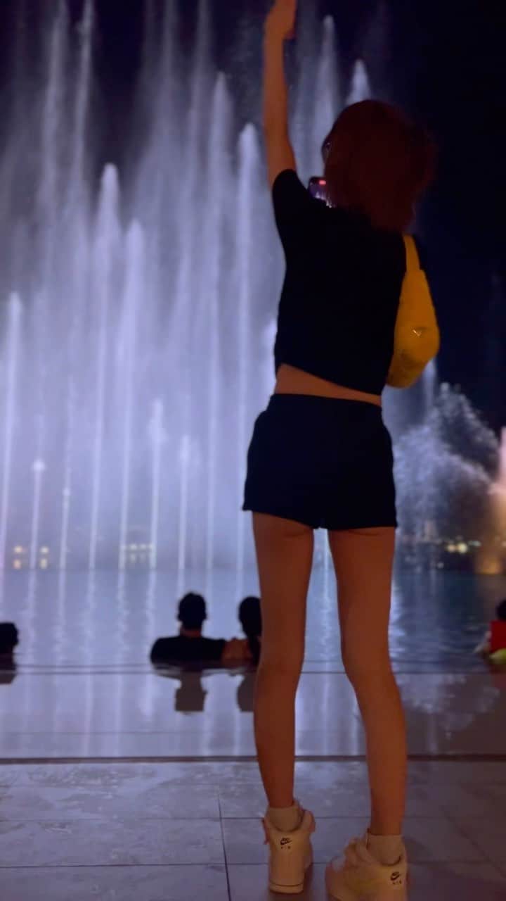 のインスタグラム：「I was really moved by the fountain show at the hotel pool, so I shared it with everyone 💓  ホテルのプールで噴水ショーやってて 感動したからみんなにもお裾分け🐳  #america #guam #thetsubakitower #hotel #tiktok #みもれもん #mimolemon #japanesegirl #trip #reels」