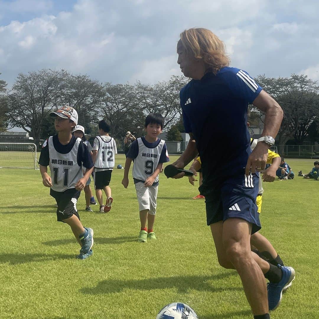 北澤豪のインスタグラム：「朝日新聞ジュニアサッカースクール 流通経済大学龍ヶ崎フィールドにて開催！！」
