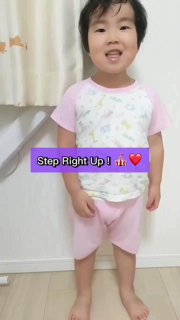 のインスタグラム：「@im_sara_dwe ここ最近突然「Step Right Up!」を歌いだしました☺サーカスへ行った思い出が今も覚えてるね。楽しそうで何より。 元気なままrefrainできたらいいね♫  ---------------- @worldfamilyclub_jp  公式アカウントでは #love_wfc をつけて投稿いただいた素敵な動画をご紹介しています😊✋  #love_wfc3歳 #dwe3歳 #love_wfc  #worldfamilyclub  #worldfamily  #dwe  #dweキッズ #ディズニー英語システム  #ディズニー英語　 #ワールドファミリー  #おうち英語  #成長記録 #子育て英語  #こども英語  #英語話せるようになりたい #英語の勉強 #子どものいる暮らし #dweソング #女の子ママ」
