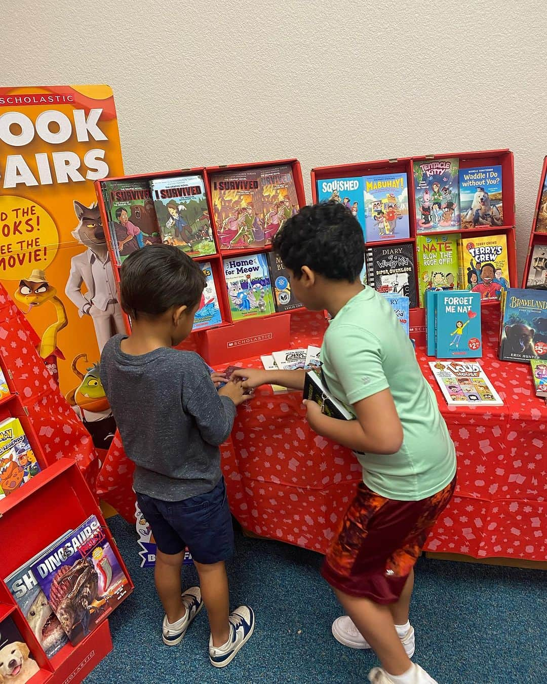 アディソン・ラッセルさんのインスタグラム写真 - (アディソン・ラッセルInstagram)「Another Book Fair in the books 📚🐛🍎」10月20日 9時05分 - addison_russell