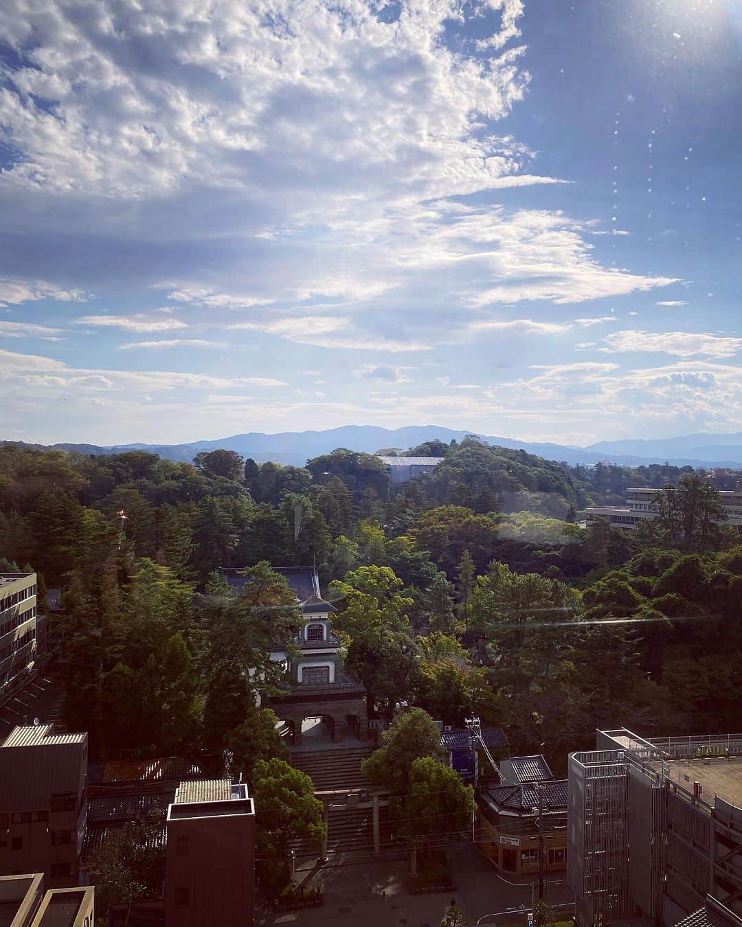 鳥木弥生さんのインスタグラム写真 - (鳥木弥生Instagram)「#朝ごはん は毎日ベストポジション  #尾山神社 #金沢」10月20日 9時05分 - yayoitoriki