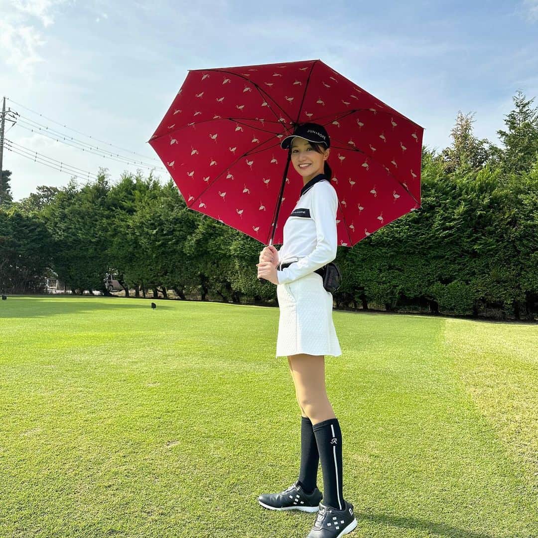 三枝こころさんのインスタグラム写真 - (三枝こころInstagram)「@junandrope の新作ビックアンブレラ🩷 内側がピンクで可愛い。 ビックサイズになったけど、軽量で女子には嬉しい☺️ 日焼け対策で冬になってもずっと使うので、傘は1年中必須アイテムです。 #日傘 #junandrope  #ビッグアンブレラ #軽量 #ゴルフ女子 #ママゴルフ #必須アイテム」10月20日 9時07分 - kokoro_golf