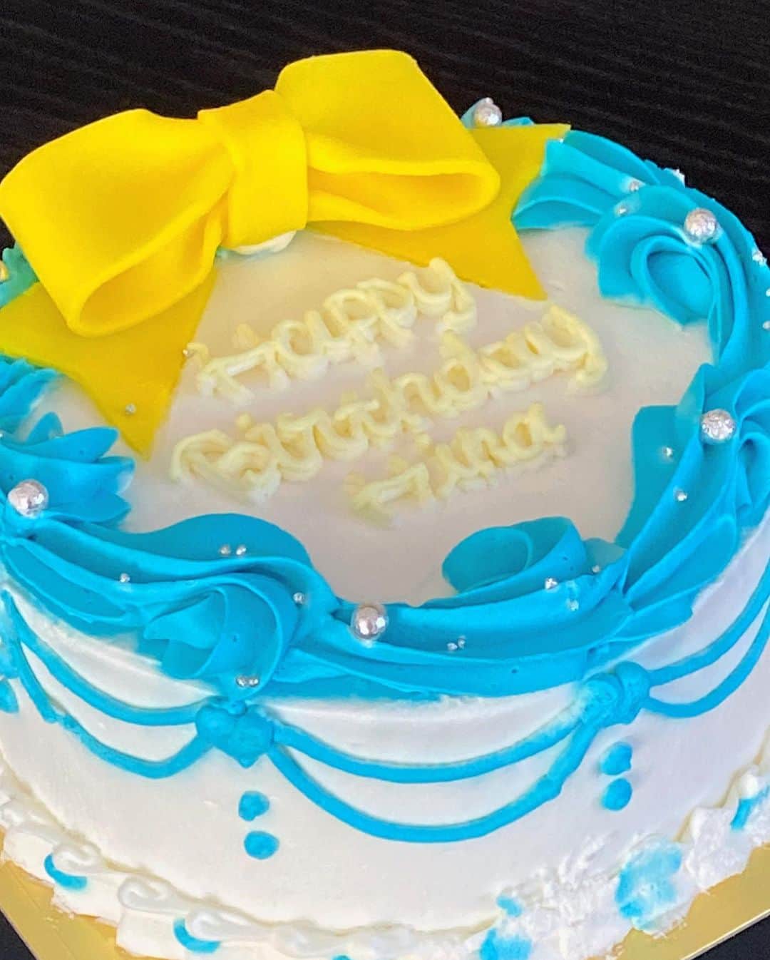 renさんのインスタグラム写真 - (renInstagram)「・ ・  はぴば妹🎂  可愛いケーキは @cakewith_tokyo さんの🎀 見た目が可愛いだけじゃなくてしっかり美味しかったの 感動した🥹🫶 デザインは好きなように選べるからお誕生日は勿論 お祝い事に大活躍と思う！  (追加でナナミンさんを別注) (愛犬ロッタンの猫背も添えさせてもろて)  #cakewith_PR  ・ ・」10月20日 9時07分 - _reeen_