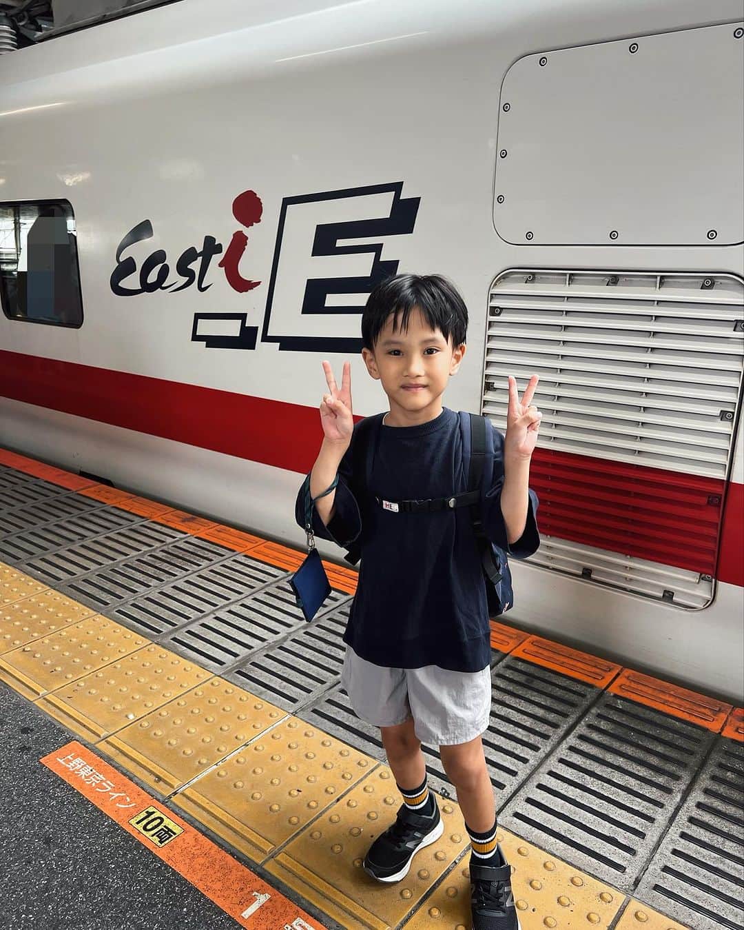 宮崎真梨子のインスタグラム：「… #子鉄活動  久しぶりに総武線に乗りたいという息子のリクエストに答え、総武線快速で千葉へ！  途中、East-i Eを見かけて大興奮👦 すみっこぐらしスタンプ押しつつ、千葉都市モノレールも乗りました。懸垂式ちょっと怖かったけど、楽しかったようです。 ∵ 帰りは貨物列車が見たくて、京葉線乗ったけど結局見れなかった😭寒くなる前に貨物列車見に行きたいなぁ。 ∵ ∵ #総武線 #千葉都市モノレール #京葉線 #eastie #ワーママの休日」