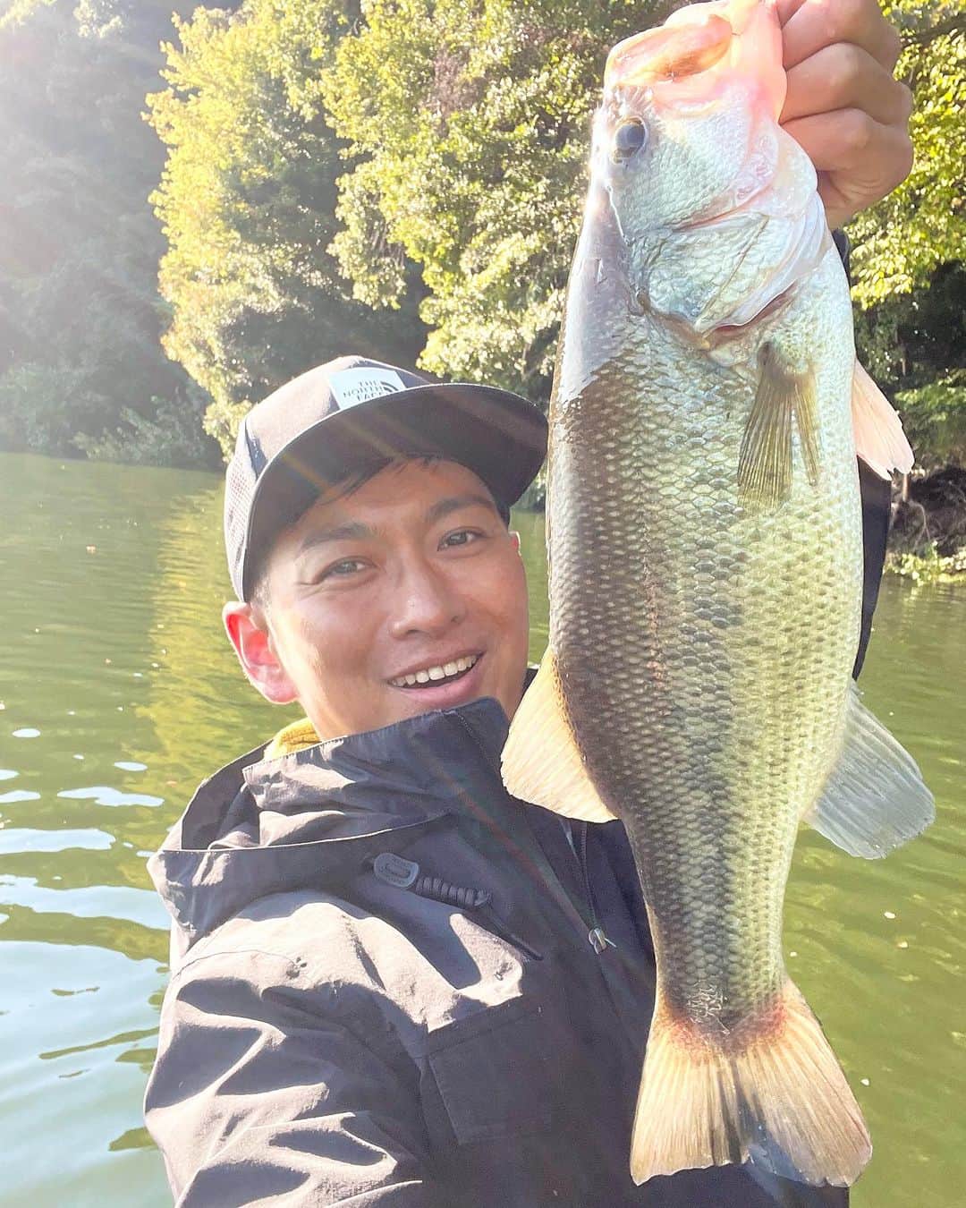 松田悟志のインスタグラム：「釣れたー😎🔥🔥🔥  #津久井湖　 #バス釣り　 #MSグラブ」