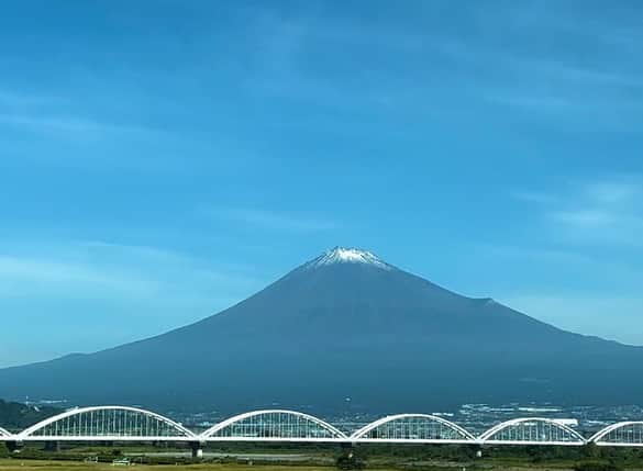 笠井信輔のインスタグラム：「昨日の富士山  あまりにも美しくて、新幹線の中から思わず撮影  とても幸せな気持ちになりました  やっぱり自分は日本人なんだなと、そんな時に思います」