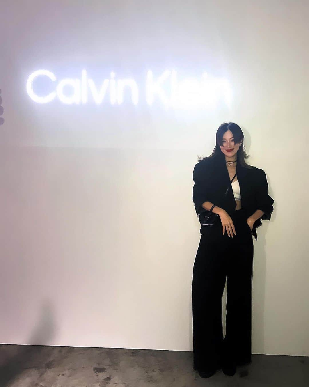 山本優希のインスタグラム：「CKの文字が反射してうまく写りませんでしたが笑  @calvinklein  global event in TOKYO party👖🥂　 WERE HOUSE TERRADA  トレーニングウェアは常にCK ショーツもCKなほど 親子で大好きなブランド  昨夜も、 @sh_ki_jp のアシンメトリーパンツセットアップの中にCKのブラトップを❤︎  グクは本当にこの世に実在していました❤︎ そして知り合いに沢山会えてhappy な時間  平気な顔して、実はぎっくり腰真っ最中  今夜から、SH_KI ２周年キャンペーン始まります❤︎❤︎❤︎  #calvinklein  #globaleventinTOKYO  #nightout#CK #BTS#jougkook #WEREHOUSETERRADA #寺田倉庫 #sh_ki#シキ#セットアップ」