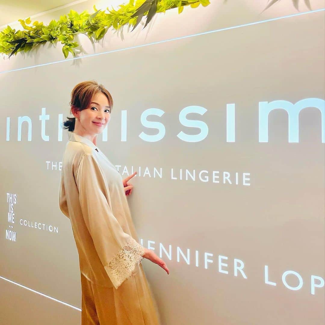 SHIHOさんのインスタグラム写真 - (SHIHOInstagram)「@intimissimiofficial グローバルブランド アンバサダーの @jloジェニファー・ロペスが デザインしたコレクションがついに発売！ ローンチイベントに行ってきました。  美しく繊細なレースとデザインで、とにかく 女性らしさが引き出されるコレクション❤️  新しく発売された「This Is Me…Now」は、 ジェニファー・ロペスの自己開発の旅が 変容していく過程を深く掘り下げている 最新アルバムからインスピレーションを得て、 同じ名前が付けられたそう。  成長、自己反省、本当の自分を受け入れること のエッセンスが凝縮されているそうなんだけど、 同じ世代である私も、日々、成長や自己反省、 自分を受け入れることの繰り返し。  彼女の生き方はいつだって正直でまっすぐで、 洗練されていて、エンパワーメント！！  そんな彼女が想いを込めて作ったコレクションは、 身に着けると勇気やパッションが漲る感じがするの。  世界同時発売中だから、みんなも お店でチェックしてみてね💓  @intimissimiofficial @jlo #adv #jloxintimissimi #ThisIsMeNow  #インティミッシミ #ジェニファーロペス #thankyou @reina.official」10月20日 14時43分 - shiho_style
