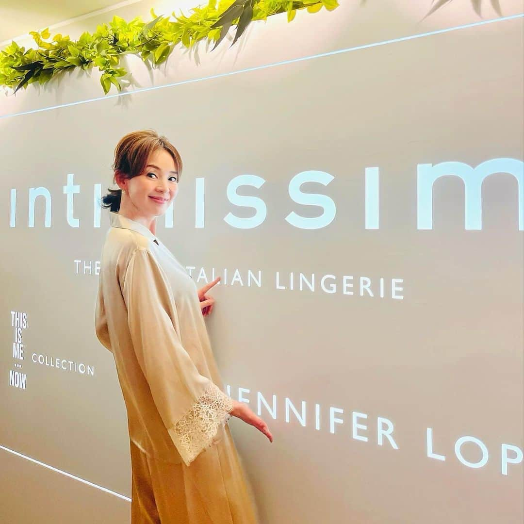 SHIHOのインスタグラム：「@intimissimiofficial グローバルブランド アンバサダーの @jloジェニファー・ロペスが デザインしたコレクションがついに発売！ ローンチイベントに行ってきました。  美しく繊細なレースとデザインで、とにかく 女性らしさが引き出されるコレクション❤️  新しく発売された「This Is Me…Now」は、 ジェニファー・ロペスの自己開発の旅が 変容していく過程を深く掘り下げている 最新アルバムからインスピレーションを得て、 同じ名前が付けられたそう。  成長、自己反省、本当の自分を受け入れること のエッセンスが凝縮されているそうなんだけど、 同じ世代である私も、日々、成長や自己反省、 自分を受け入れることの繰り返し。  彼女の生き方はいつだって正直でまっすぐで、 洗練されていて、エンパワーメント！！  そんな彼女が想いを込めて作ったコレクションは、 身に着けると勇気やパッションが漲る感じがするの。  世界同時発売中だから、みんなも お店でチェックしてみてね💓  @intimissimiofficial @jlo #adv #jloxintimissimi #ThisIsMeNow  #インティミッシミ #ジェニファーロペス #thankyou @reina.official」