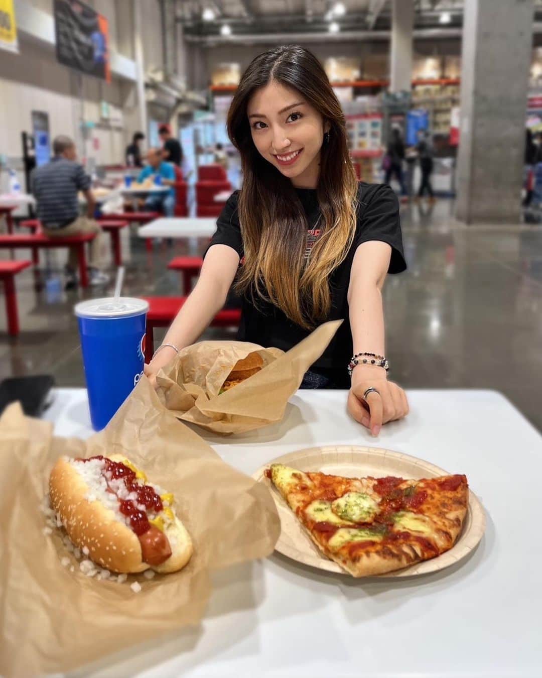 鈴木真梨耶のインスタグラム：「HUNGRY🍔  . . #costco #food #americangirl  #friends #love #thankyou . . #love #thankyou #loveandthankyou  #MaRiyaSong  #love  #family #sister #brother」