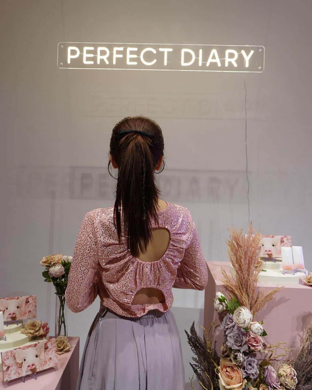 牛江桃子（ももち）さんのインスタグラム写真 - (牛江桃子（ももち）Instagram)「@perfectdiary_japan の新商品発表会にご招待いただきました🐷💗 ⁡ 新作アイシャドウパレットがイエベにも似合うローズピンクの色合いで、捨て色なしの高発色＆しっとり質感の高密着で最高だった､､🥹🎀！！！ ⁡ そして､たくさんのお土産もありがとうございます🎁♡ みんなも是非チェックしてみて･･ ☺︎♡ ⁡ ⁡ #パーフェクトダイアリー #perfectdiary #新作コスメ #pr」10月20日 21時00分 - momochi.661