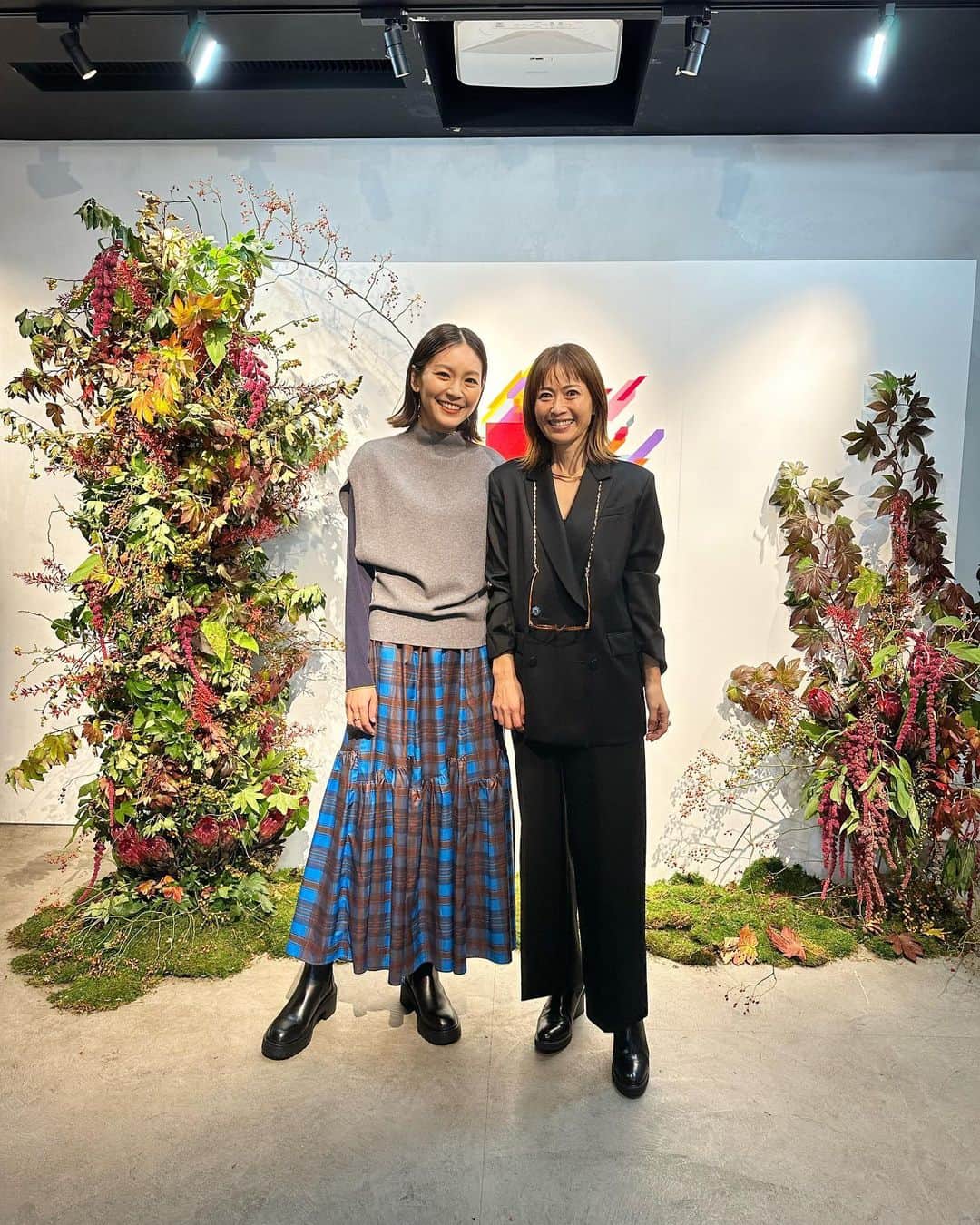 のインスタグラム：「展示会ではひろちゃんにも会えました😊  @hiroko_hatano_   装花を担当していたひろちゃん。  秋仕様の草花がとっても素敵に会場を盛り上げていました❤️  前日遅くまで準備をしていたのを知っていたので、朝会場を見た時は感動しました😭  ひろちゃん、お疲れ様でした✨」