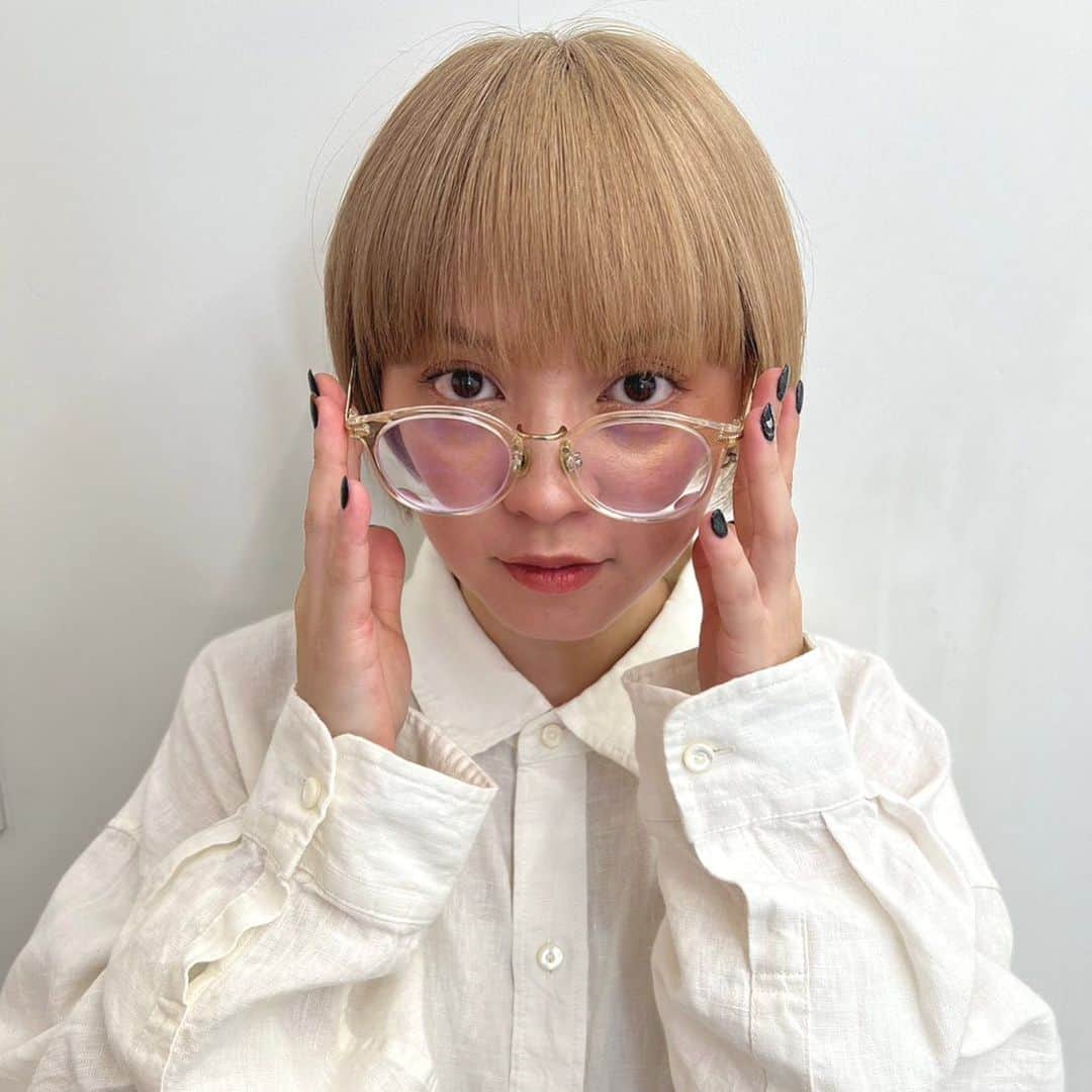 大塚りりあのインスタグラム：「おはよい！！！  最近花粉のせいでコンタクト付けられないりりあです。 ガチ眼鏡で外歩くの怖い😩」