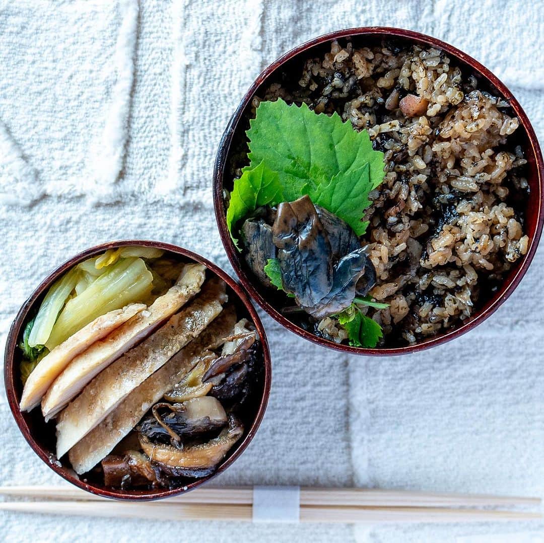 武井義明のインスタグラム：「Today’s bento.  きのう炊き込みご飯をおにぎりにして二食分（遅い昼と夜、それぞれ新幹線車内で食べる用）持って出たんだけど、帰りに蕎麦食べちゃったんでリュックの中でぺちゃんこになったおにぎりが残った。カチカチだ。炊き込みご飯ははやく饐えるので、ひとまず冷凍に。そして今朝、チンしても硬いだろうなあと思い、そーだ蒸しちゃえばいいんじゃない？　海苔ごと。ということで蒸してほぐして弁当箱に詰めました。」
