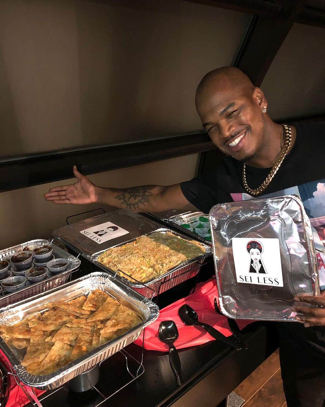 NE-YOさんのインスタグラム写真 - (NE-YOInstagram)「Enjoyed a birthday feast last night with my team! Much love to @SeiLessNYC for the incredible food!」10月20日 9時15分 - neyo