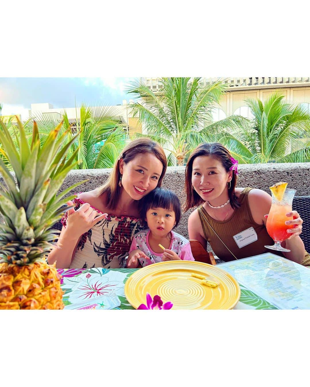 YUKAのインスタグラム：「Hawaii🌺2023  今年はアクティビティはクアロア牧場のムービーツアーとディナーショーのみでゆっくりプランにした🏝️✨ 娘が大きくなったら乗馬もしたいなぁ🐴 ホテルのプールが最高すぎて十分楽しめました🏊🩵 相変わらずお腹ポニョだけどみんな気にしてないから私も気にせず👙着ちゃってました😝  まぁ焼けたね👧🏽 家族揃っていまだに真っ黒😂🍫  また来年行けますように😍🩷 👨🏽ありがと😘  #hawaii #honolulu #ハワイ旅行 #子連れハワイ #2歳児 #hiltonhawaiianvillage」