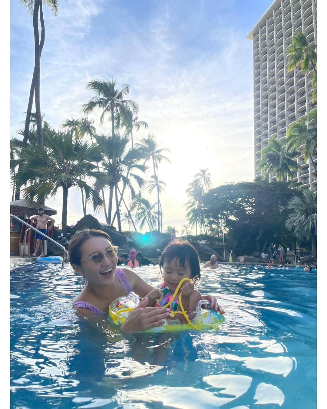 YUKAさんのインスタグラム写真 - (YUKAInstagram)「Hawaii🌺2023  今年はアクティビティはクアロア牧場のムービーツアーとディナーショーのみでゆっくりプランにした🏝️✨ 娘が大きくなったら乗馬もしたいなぁ🐴 ホテルのプールが最高すぎて十分楽しめました🏊🩵 相変わらずお腹ポニョだけどみんな気にしてないから私も気にせず👙着ちゃってました😝  まぁ焼けたね👧🏽 家族揃っていまだに真っ黒😂🍫  また来年行けますように😍🩷 👨🏽ありがと😘  #hawaii #honolulu #ハワイ旅行 #子連れハワイ #2歳児 #hiltonhawaiianvillage」10月20日 9時19分 - yukarolly