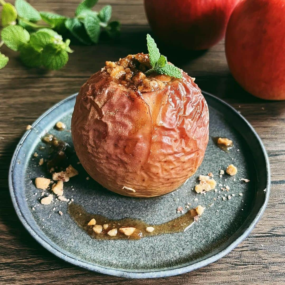 BIO-RAL靭店さんのインスタグラム写真 - (BIO-RAL靭店Instagram)「ひと口食べれば幸せな気分に包まれる🍎 乳製品不使用のヴィ―ガンバターを使って ナッツとシナモン香る焼きりんごを作ってみませんか？✨  “ナチューリ”「プラントベース有機スプレッド」は 有機の菜種油、ココナッツオイル、アーモンドバター といった植物性の原材料のみで作られた 100%ヴィ―ガンのスプレッドです🌱 見た目も風味もバターのように楽しめるので ヴィーガンでない方にもおすすめです🫶  冷蔵庫から出してすぐに使えるソフトな食感で、 トーストにもスムーズに塗れちゃいます🍞 料理やお菓子づくりに幅広くお使いください♪  焼きりんごに欠かせないシナモンは、 “VOX”「オーガニックシナモンパウダー」を使用🧑‍🍳 原料のスリランカ産セイロンシナモンは 独特の甘みと香り、かすかな辛味があり、 カレーやチャイ、コーヒーの香り付けにもバッチリ☕️  しっとり焼き上がったジューシーなりんごと 香ばしいナッツとシナモンの絶妙なバランスを ぜひおうちでお楽しみください🥰  ✼••┈┈••✼••┈┈••✼••┈┈••✼••┈┈••✼••┈┈••✼  ＼意外と簡単！旬のりんごで手作りおやつ／ 「焼きりんご」  【材料】 ◎りんご…1個 ◎有機スプレッド（またはバター）…大さじ1 ◎砂糖…大さじ1・1/2 ◎ミックスナッツ…適量 ◎シナモンパウダー…適量  【下準備】 オーブンを180℃に予熱する  【作り方】 ①ミックスナッツを粗く刻み、砂糖、有機スプレッドと混ぜる  ②りんごのへたをくりぬき①をつめて、 シナモンパウダーをふりかける  ③180℃のオーブンで約20分焼く  💡ワンポイント💡 オーブン200℃で20～30分焼くと、 とろとろ食感に仕上がります（写真5枚目） お好みで焼き時間を調整してみてください。 アイスや生クリームを添えても美味しいですよ😋  ✼••┈┈••✼••┈┈••✼••┈┈••✼••┈┈••✼••┈┈••✼  ぜひお試しください💖  ◉おすすめ品 ナチューリ プラントベース有機スプレッド 225g／本体価格590円 VOXオーガニックシナモンパウダー 22g／本体価格678円  ※価格は定番価格となりますので 店頭表示価格と異なる場合がございます。 ※数に限りがございます。売り切れの際はご容赦ください。 ※画像はすべてイメージです。  皆さまの気になる商品は何ですか？ ビオラルで「買ってみました！」「試してみました！」など @bioral_west のタグをつけて教えてくださいね🍀  #焼きりんご #りんごレシピ #シナモンアップル #ヴィーガンバター #オーガニックバター #プラントベーススイーツ #ヴィーガンスイーツ #アリサンオーガニック #シナモンパウダー #秋のおやつ #bioral #ビオラル #ビオラル靭店 #ビオラルエキマルシェ大阪店 #ライフ #ライフコーポレーション #ナチュラルスーパーマーケット #大阪スーパー #阿波座 #靭公園 #utsubopark #エキマルシェ大阪 #エキマルシェ #梅田 #大阪 #umeda #osaka #osakastation」10月21日 17時30分 - bioral_west