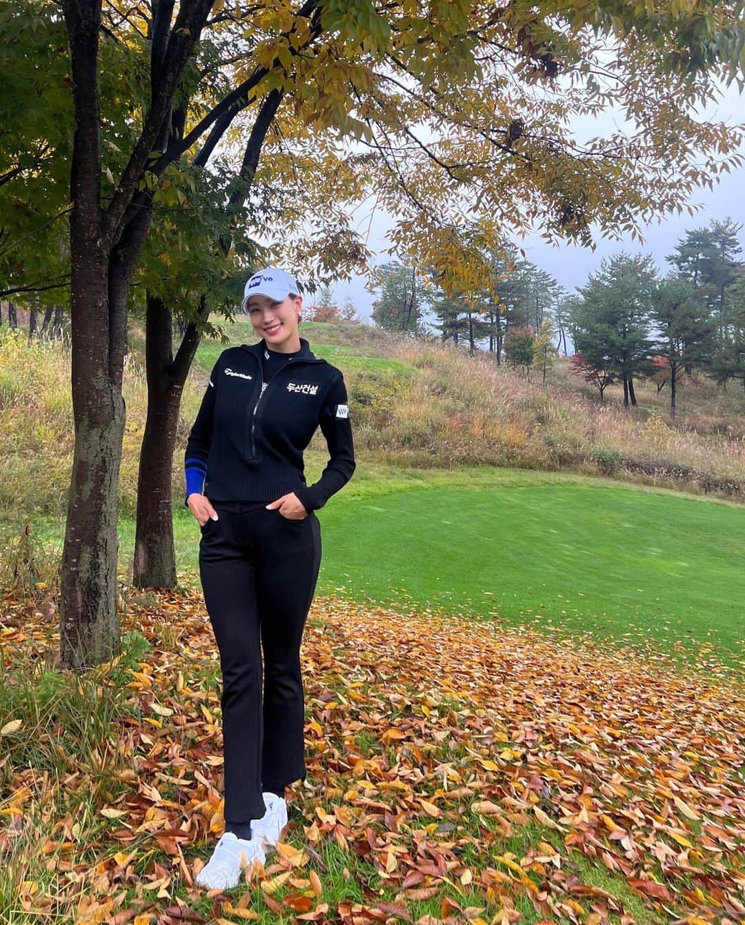 ユ・ヒョンジのインスタグラム：「_ 🍁🍂🍁🍂」