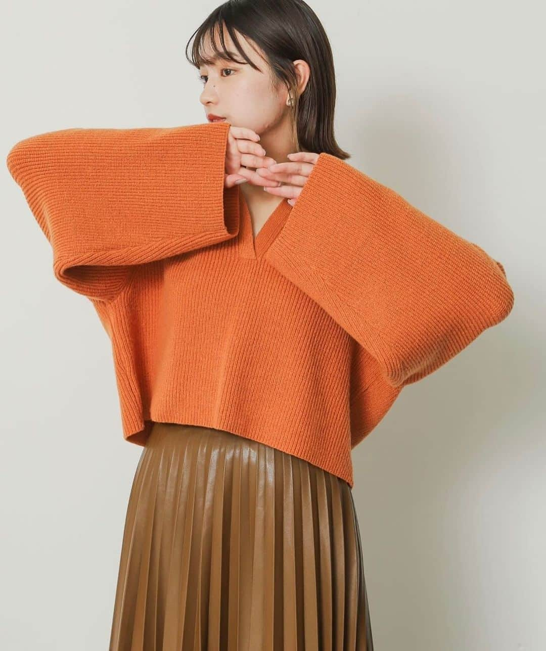 &mall(アンドモール) のインスタグラム：「季節の変わり目に欲しい！ 気軽に着られるニット🧶 ・・・・・・・・・・・・・・  少しずつですが、秋の訪れを感じる日々🍁  気温差が大きいこの時季は、「ニット」が便利！  温度調整に役立つカーディガンやベスト、 カットソーやブラウス感覚で着られる薄手素材など、 今からロングシーズン使えるアイテムをご紹介します！  🛒https://mitsui-shopping-park.com/ec/feature/2023101601  気になる商品は投稿画面をタップ☝！！ ••┈┈┈┈┈┈┈┈┈┈┈┈┈┈┈•• &mallサイトはこちらから👀‼ ▶▶▶　@andmall_msp ••┈┈┈┈┈┈┈┈┈┈┈┈┈┈┈•• #andmall #アンドモール #ららぽーと #ラゾーナ #lalaport #fashion #ファッション #お洒落さんと繋がりたい #fashionstyle #アンドモール特集 #秋コーデ #秋服コーデ #秋物コーデ #秋のコーデ #秋コーディネート #秋冬コーデ #秋冬ファッション #秋冬コーディネート #ニットコーデ #ニットコーディネート #ニット女子 #ニットベスト #ニットベストコーデ #ニットカーディガン #ニットカーデ #ニットトップス #シアーニット #ラメニット #シャギーニット #リブニット」