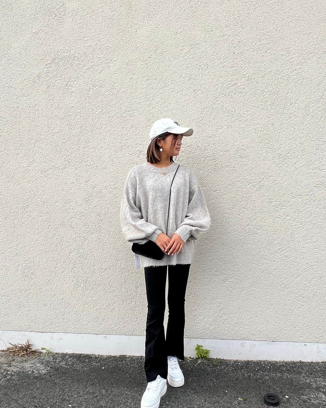 のインスタグラム：「おはようございます☀️  2wayニット新登場です🤍 wool混🐏  今期トレンドの表面をふんわりと起毛させたモヘアライクなニット🧶  オーバーサイズで、やや丈感長めですが軽くてチクチクしないです♡  程よいボリューム袖♡  前後着用できる2way仕様なので、 オーバーサイズのプルオーバーとしてだけでなく コート前のニット羽織としても 便利に着まわせる1枚♡  #plnkmafia #pinkmafiasmd #izu #shimoda」