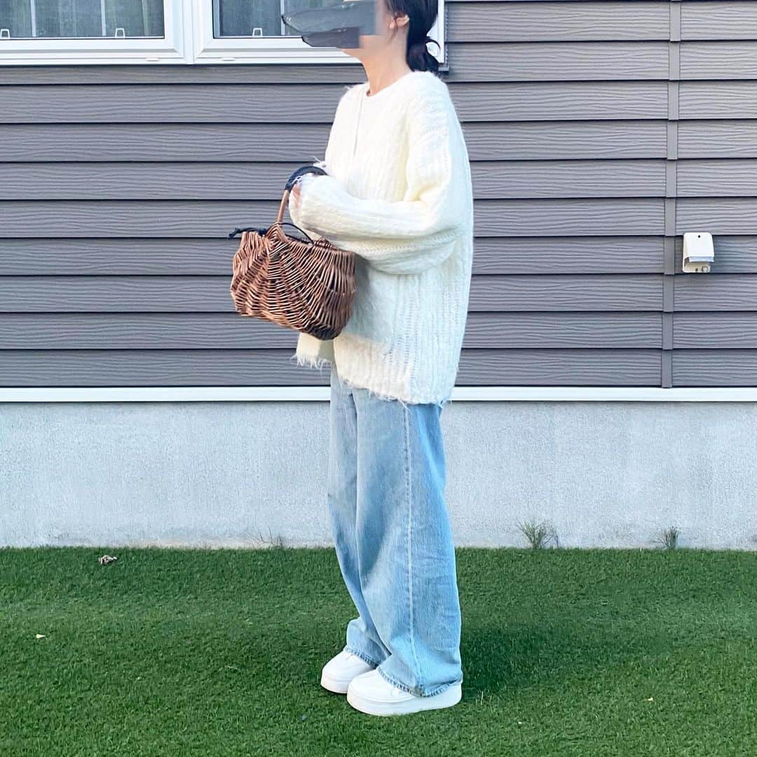 aya*さんのインスタグラム写真 - (aya*Instagram)「🐑 ・ こちら寒くなってきました… また雪の季節がやってくるー( ꒪⌓︎꒪) ふわふわモケモケカーディガンは とても暖かくて◎ カラバリも豊富で わたしは合わせやすい定番のホワイトを♡ ・ ✔︎ ブラッシュニットビッグカーディガン 今ならお得にZOZOTOWN買えます☺︎ ・ @wego_zozo  @wego_official  @zozotown ・ ・ #pr #wego #ウィゴー #wego_ootd #ロンTコーデ #coordinate #コーディネート #コーデ #今日の服 #シンプルコーデ #プチプラコーデ #ママコーデ #着回しコーデ #gu #ロカリ」10月20日 9時29分 - aya7655