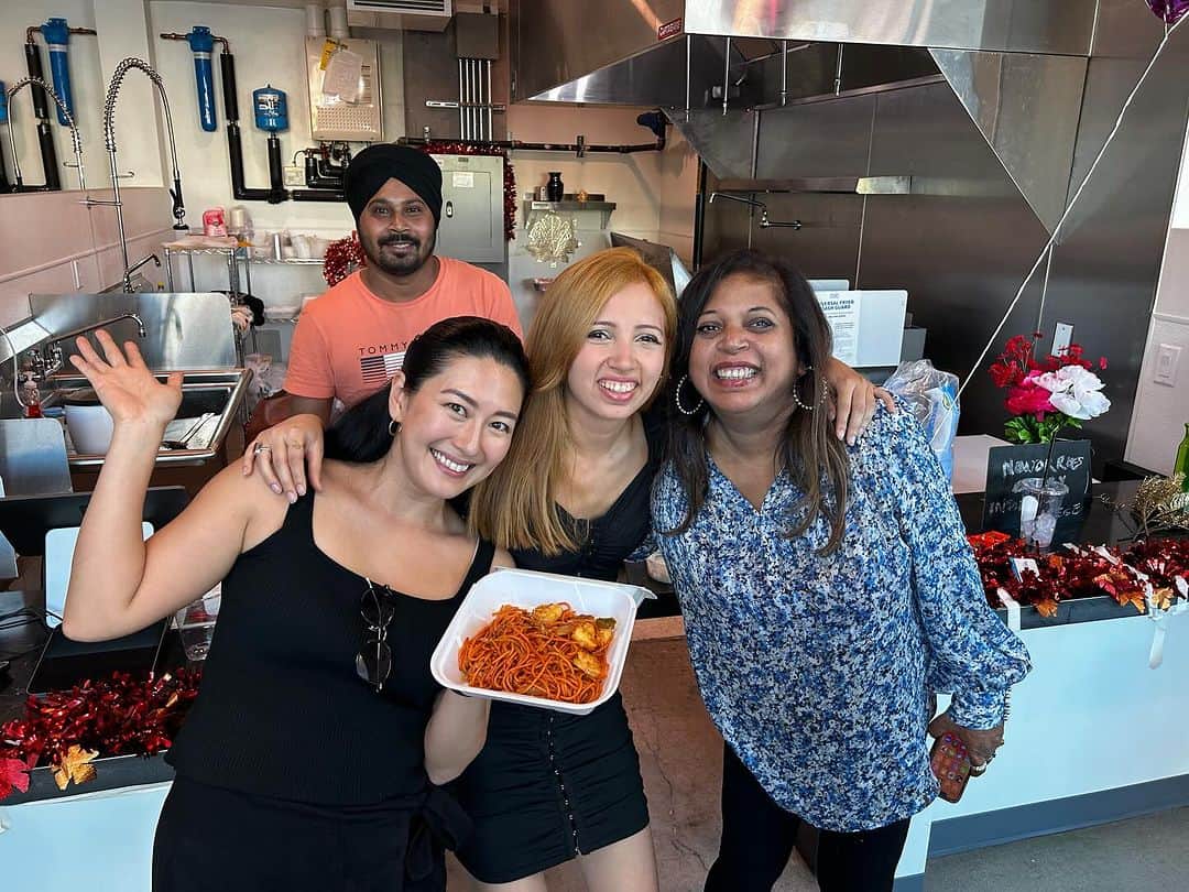 矢吹春奈のインスタグラム：「Congratulations to @imarinalang  and @noworriescurry✨🥳🎉💖✨  I am a big fan of @noworriescurry  The food that you guys create is soooooo good. 🤤💕  @noworriescurry is a mother and daughter run business. Located in Corporation food hall in dtla and in La Chefs Kitchen in Panorama City.  Their restaurant is unique for its diverse menu ranging from traditional Indian food to Indo- Chinese, Italian, Mexican, American fusion.  If you like to try please do ❣️ I will be so happy to share about my favorite food to my friends.   #new #indianfood  #best #eaterla #chowhound」