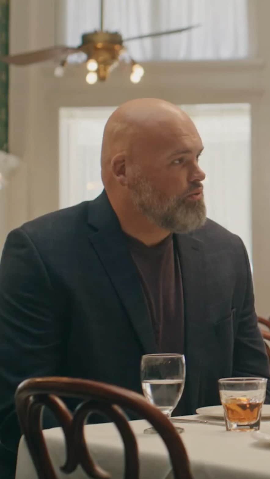 デイビット・チャンのインスタグラム：「Food. Family. Football.  @andrewwhitworth77 shows off his hometown to @davidchang and explains what New Orleans means to him. #TNFonPrime」