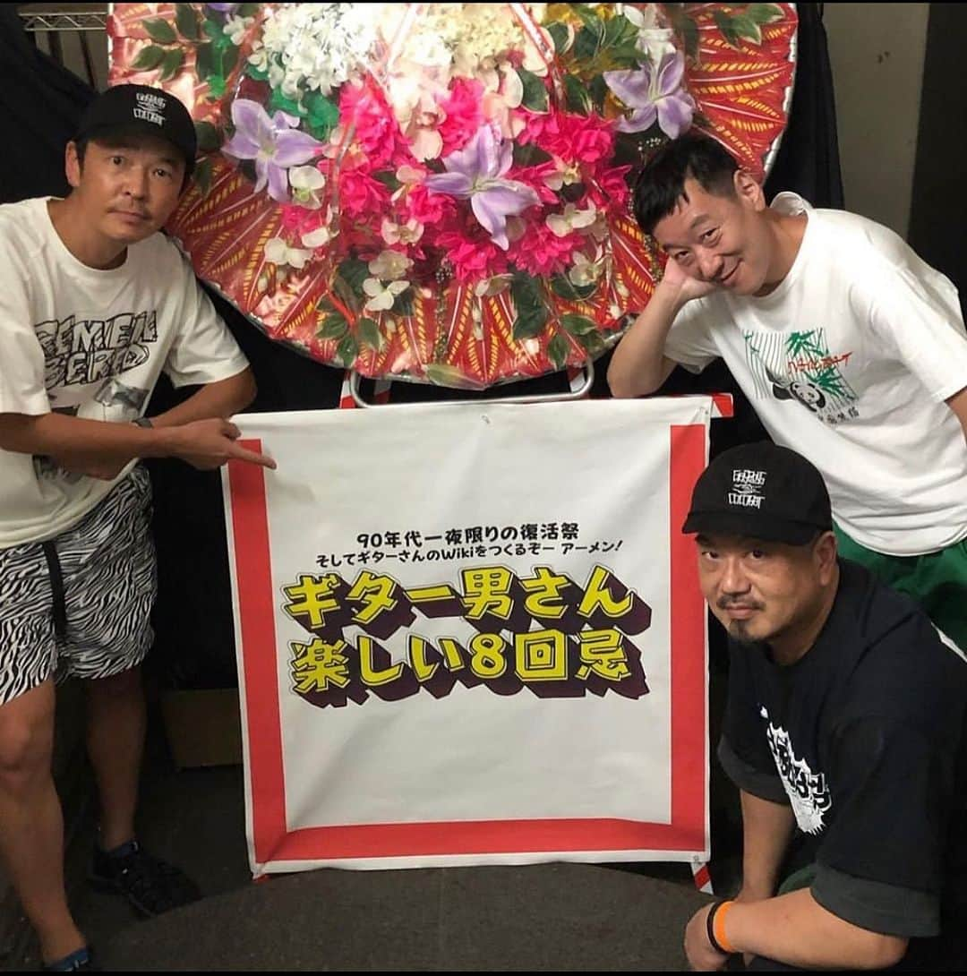 宇治田みのるさんのインスタグラム写真 - (宇治田みのるInstagram)「10/15(日) Minoru Ujita 60th Anniversary Fes  1日限りのFine Nght  第1章-始まり-  還暦フェスをやろうと思ったのは今から1年半前。 昨年6月に下北沢で開催された Gas Boysの”ギター男”の追悼イベント “ギター男さん 楽しい8回忌”に出演した時だった。  そこにはDiscoからClubへ移り変わる 激動の80年代後半から90年代初頭に 新しいTokyo Culture を作り上げようとしていた DJやアーティストが集まっていた。 今の東京の礎を作り上げた面々だ。 写真をスワイプ▷  久しぶりに会う仲間とたわいもない会話の中で 必ず出てくる話は体調の話とw年齢の話だwww  そんな中、MC 仁義とこんなやり取りが…  MC 仁義 「みのるくん来年還暦じゃないですか？」  オレ 「そうなんだよ！ヤバいよねー笑」  MC 仁義 「還暦パーティーやらないんすか？」  オレ 「いやぁ〜特に考えて無いけど…」  MC 仁義 「皆んな喜んで参加しますよ！みのるくんに世話になったアーティストやDJは山ほど居るから！オレが皆んなに声掛けますから祭りにしましょう！」 写真をスワイプ▷  電撃ネットワークのギュウゾウ @gyuzo_rock との話の中でも…  ギュウゾウ 「みのるくん来年還暦ですかー」  オレ 「そーなんだよ、あっとゆー間だよね笑笑」  ギュウゾウ 「何かやるなら何でも言ってください！喜んで協力しますよ！」  あちらこちらで還暦の話しになった。  ステージではGas Boysは勿論のことGwashiやcocobat、仁義など 90年代を共にしたアーティストが当時と変わらない熱いパフォーマンスを繰り広げている。  Liveを観ながら頭の中でいろんな事が思い浮かんだ… (みんな変わんねーな…ステージに上がったら年齢なんか関係ないんだなぁ) (還暦パーティー…皆んな協力してくれるって言ってくれてるよなぁ) (誰が日本のClubシーンやCultureを作ったんだ？) (ここに居る皆んなじゃないか！) (オレたちがTokyo Style を作り上げたんじゃねーか!?) (ErosやR-Hall、Fine Nightの時代が1番イケてたよな!?) (その時代を生き抜いた当時のチーマーやコギャルやB Boyやダンサーが1番ヤバかったよな!?) (今の若いヤツにも伝えなきゃダメだ！) (オレたちがどれだけキラキラしていたか再認識する場がなくちゃダメだ！)  オレは決めた… 還暦パーティー？還暦パーティーはやらない…  Hip HopもHouseもReggae もDiscoもTop40も… Open Format DJのオレにしか出来ない事をやろう！ 今までオレに関わってくれたDJやアーティスト全てに声をかけて Genreを超えた最高の宴をオレの還暦でやろう。 それがクラブシーンへの恩返し。  還暦パーティーじゃない…還暦Festival だ‼️  続く…  #gasboys #ギター男 #宇治田みのる還暦パーティー #minoruujita60thanniversaryfes」10月20日 9時31分 - djminoru.u