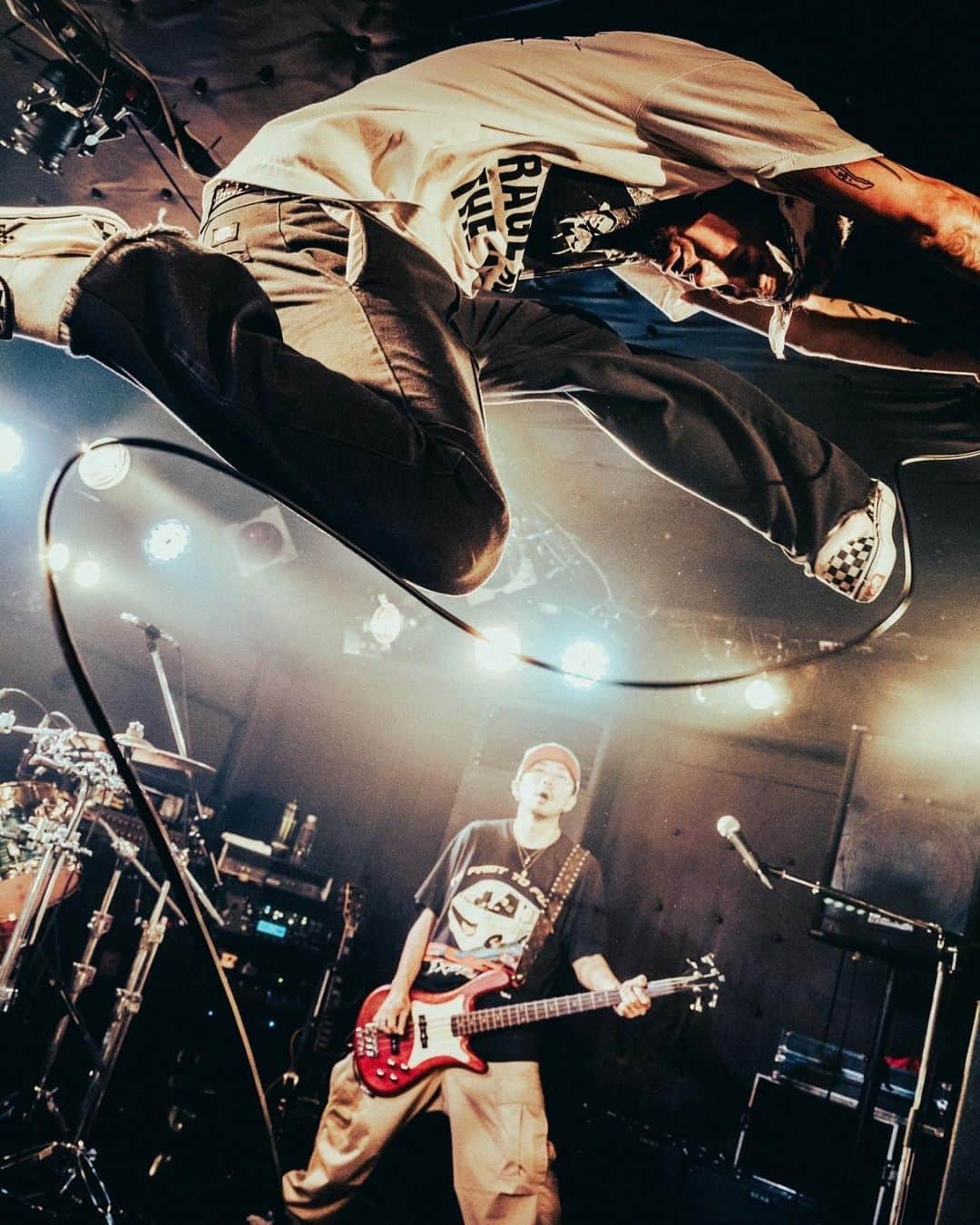 T$UYO$HIのインスタグラム：「. 47AREAS 28本目 初ワンマンの四日市CLUB ROOTS  平日なのにパンパンのSOLD OUT サウナ付きとは聞いてないよねぇ…（笑） 珍しく酸欠になりかけました  あんなにクソ暑いのに みんなのキラキラした表情が最高だったよ また会おうぜ！  photo @nekoze_photo   #thebonez #20240406幕張メッセ」