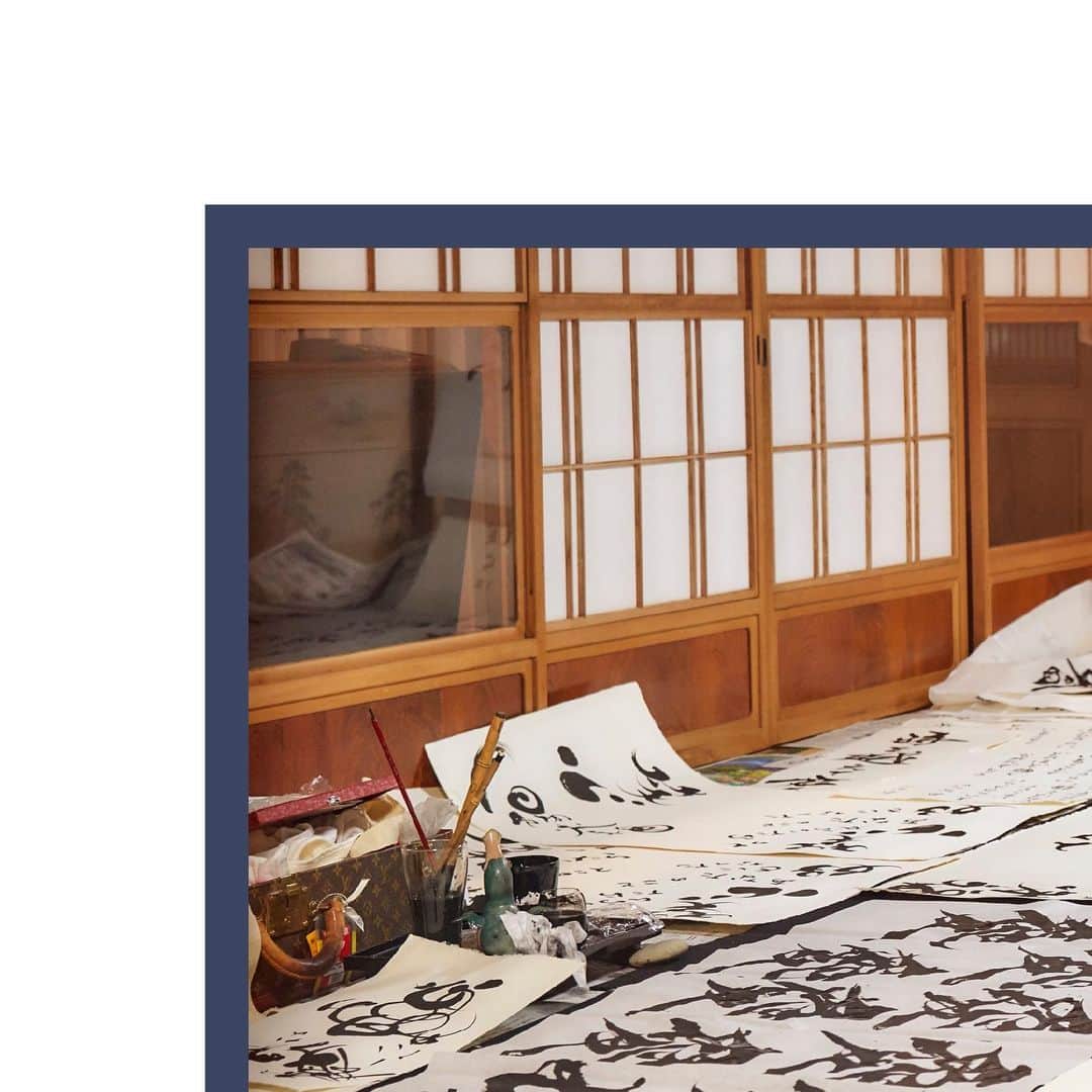 紫舟のインスタグラム：「【開催中】ポルトローナ・フラウ×紫舟 ◎DESIGNART TOKYO 2023 「紫舟展～伝統表現を超えてゆく～」  [日時]10/19～11/7 11:00-19:00 水定休 [会場]Poltrona Frau Tokyo Aoyama　東京都港区南青山5-2-13 https://designart.jp/designarttokyo2023/exhibitions/5230/  [作品]約30点 ①墨蹟が宙を舞う「浮世絵＆春画」 ②絵の中に書が融合「書画」 ③平面から解放「三次元の書」 ④経年変化する「銀箔、硫黄、墨の競作が生む異界の書」  ＊  【10/21 紫舟「地獄絵梵焼大護摩供」@世界遺産】  15Mの地獄絵を、金剛蔵王大権現様の火炎でお焚き上げをします。だれの心の中にも巣食う地獄（怒り・ゆるせない気持ち・イライラ・妬み・恨み）の一切を地獄絵と共に焼き尽くし、心願を届ける、大きな祈り「地獄絵梵焼大護摩供」です。 明日10/21は16:45-LIVE配信でどなたでも共にご参拝いただけます。  ◎10/21（土）生配信　紫舟Instagramへ（16:45-18:00） @sisyu8  　 （クラファンご支援者の願いは、同時間帯に、神聖な紙札にもうつし火炎でご祈祷されます）  また、当日、現地でのご参拝をご希望の方は、  ※ＮＦＴアート「地獄絵図」 護摩祈祷で焼失し世界から消失する＆世界中から祈りが捧げられた作品のご支援購入で特別席で5名ご参拝いただけます。  [作品]  盗みをしたカラスが堕ちた地獄 [販売数] 残１ [価格] 3.5ETH　（5,734＄） [販売] https://opensea.io/collection/jigoku-ezu-four-hells  ◎10/21（土）参拝者のスケジュール 　場所：金峯山寺（奈良県吉野山） 　16:00〜16:30　金峯山寺蔵王堂前にて受付 　16:30 着席 　16:45〜17:30　護摩焚き 　17:30〜1800　地獄絵梵焼大護摩供参拝  皆様のご参加、お待ちしております。」