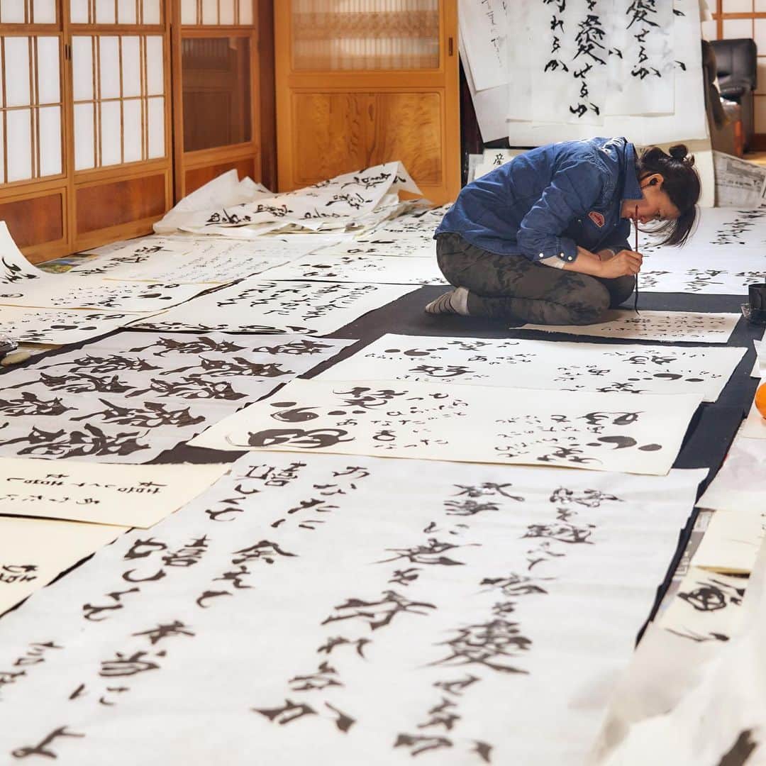 紫舟さんのインスタグラム写真 - (紫舟Instagram)「【開催中】ポルトローナ・フラウ×紫舟 ◎DESIGNART TOKYO 2023 「紫舟展～伝統表現を超えてゆく～」  [日時]10/19～11/7 11:00-19:00 水定休 [会場]Poltrona Frau Tokyo Aoyama　東京都港区南青山5-2-13 https://designart.jp/designarttokyo2023/exhibitions/5230/  [作品]約30点 ①墨蹟が宙を舞う「浮世絵＆春画」 ②絵の中に書が融合「書画」 ③平面から解放「三次元の書」 ④経年変化する「銀箔、硫黄、墨の競作が生む異界の書」  ＊  【10/21 紫舟「地獄絵梵焼大護摩供」@世界遺産】  15Mの地獄絵を、金剛蔵王大権現様の火炎でお焚き上げをします。だれの心の中にも巣食う地獄（怒り・ゆるせない気持ち・イライラ・妬み・恨み）の一切を地獄絵と共に焼き尽くし、心願を届ける、大きな祈り「地獄絵梵焼大護摩供」です。 明日10/21は16:45-LIVE配信でどなたでも共にご参拝いただけます。  ◎10/21（土）生配信　紫舟Instagramへ（16:45-18:00） @sisyu8  　 （クラファンご支援者の願いは、同時間帯に、神聖な紙札にもうつし火炎でご祈祷されます）  また、当日、現地でのご参拝をご希望の方は、  ※ＮＦＴアート「地獄絵図」 護摩祈祷で焼失し世界から消失する＆世界中から祈りが捧げられた作品のご支援購入で特別席で5名ご参拝いただけます。  [作品]  盗みをしたカラスが堕ちた地獄 [販売数] 残１ [価格] 3.5ETH　（5,734＄） [販売] https://opensea.io/collection/jigoku-ezu-four-hells  ◎10/21（土）参拝者のスケジュール 　場所：金峯山寺（奈良県吉野山） 　16:00〜16:30　金峯山寺蔵王堂前にて受付 　16:30 着席 　16:45〜17:30　護摩焚き 　17:30〜1800　地獄絵梵焼大護摩供参拝  皆様のご参加、お待ちしております。」10月20日 9時37分 - sisyu8